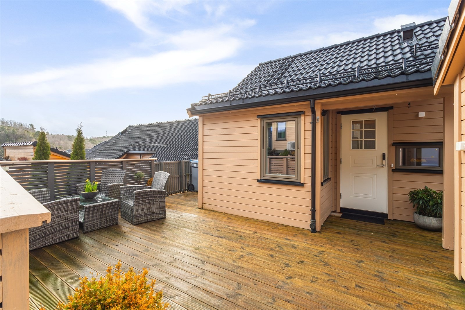 Ved inngangspartiet har boligen en stor markterrasse med god plass for innredning av terrassemøblement og grill. Her er med andre ord god boltreplass for hele familien. Galleribilde
