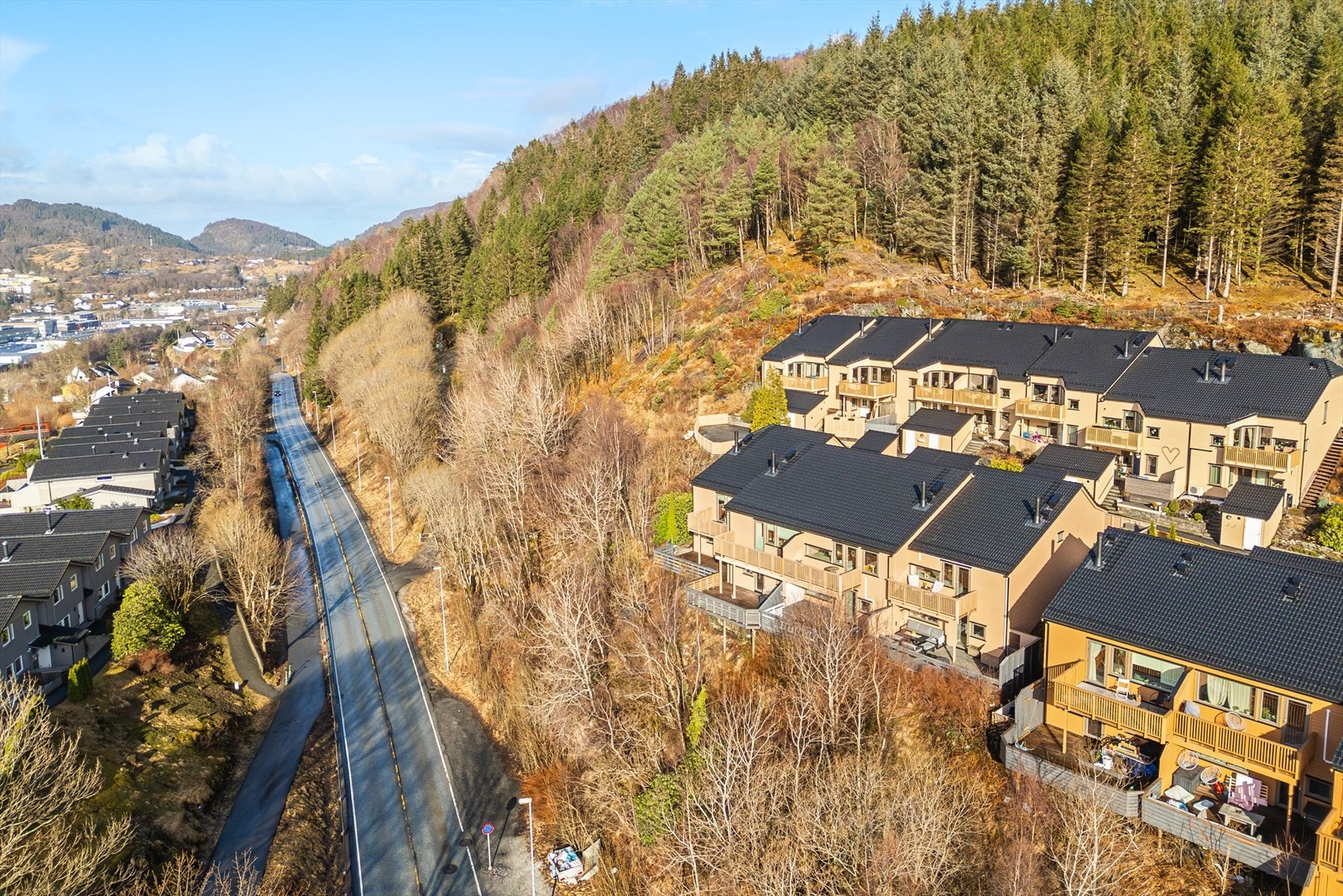Rekkehuset ble totalrenovert utvendig av borettslaget i 2024 med nytt tak, nye vinduer, ny kledning og nye balkonger. Galleribilde