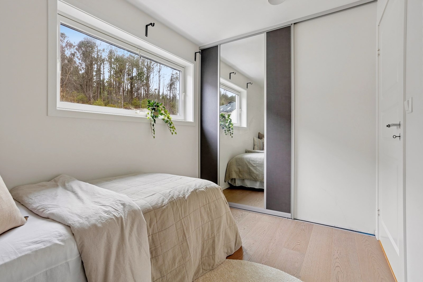 Dette rommet er utstyrt med en praktisk skyvedørsgarderobe som har rikelig med oppbevaringsplass Galleribilde