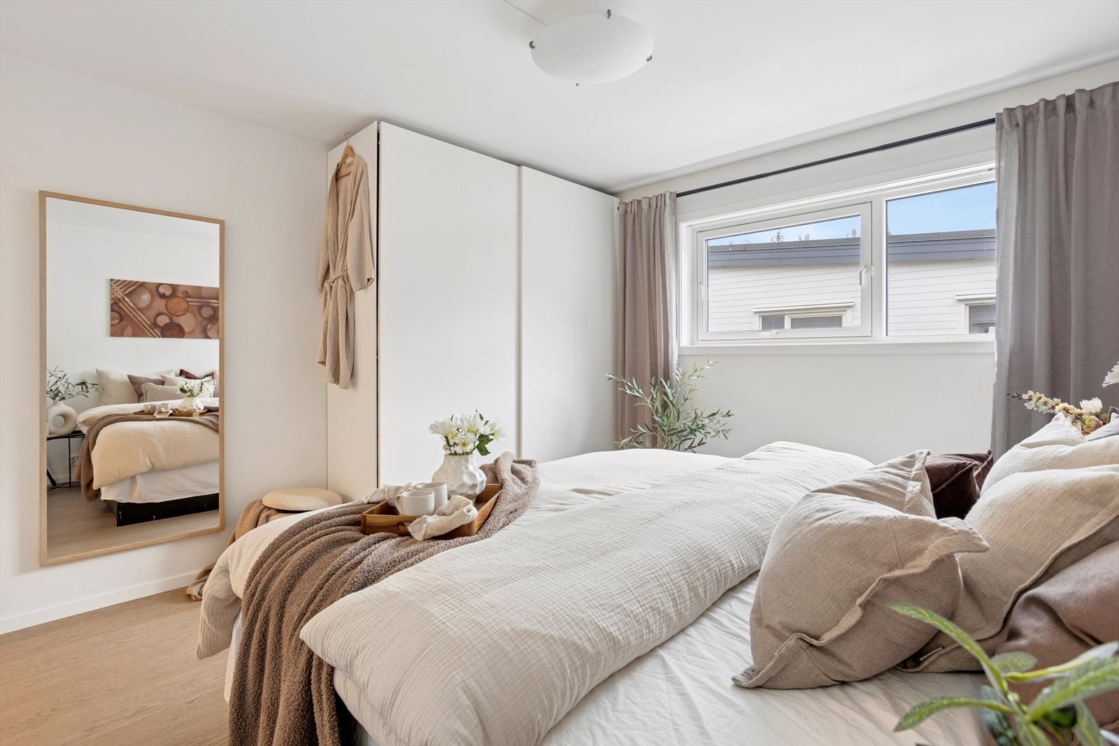 Videre er rommet også utstyrt med en romslig garderobeløsning som medfølger salget Galleribilde