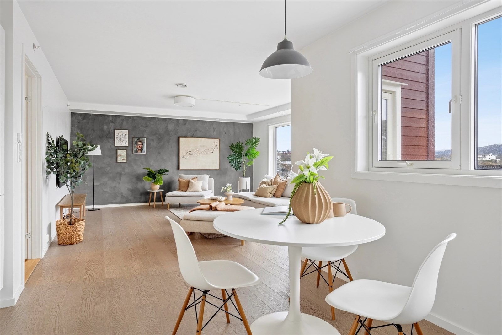 Leiligheten har en svært gjennomtenkt og god planløsning, med et stort oppholdsrom som har god plass til flere soner med sittegrupper Galleribilde