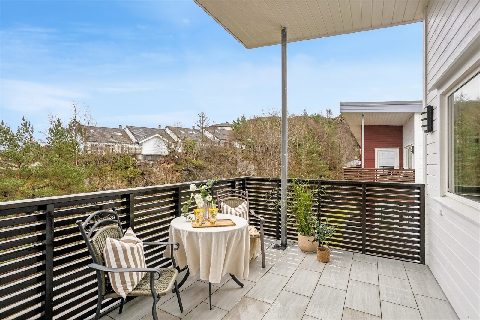 Stor overbygd balkong på hele 10m² med flislagt dekke Galleribilde