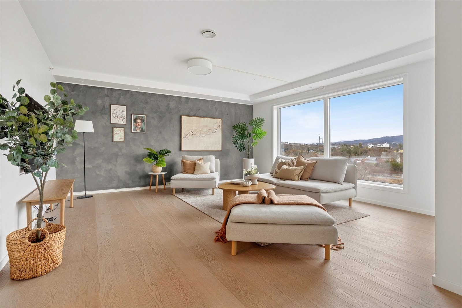 Stuen oppleves som lys og luftig, samtidig som det flotte parkettgulvet gir en lun følelse i rommet Galleribilde