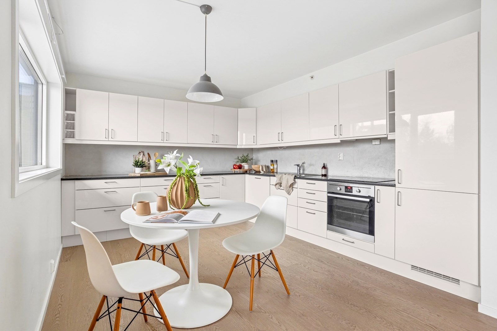 Leiligheten er utstyrt med et stort kjøkken fra Sigdal, med tilvalg som gir ekstra skap- og benkeplass Galleribilde