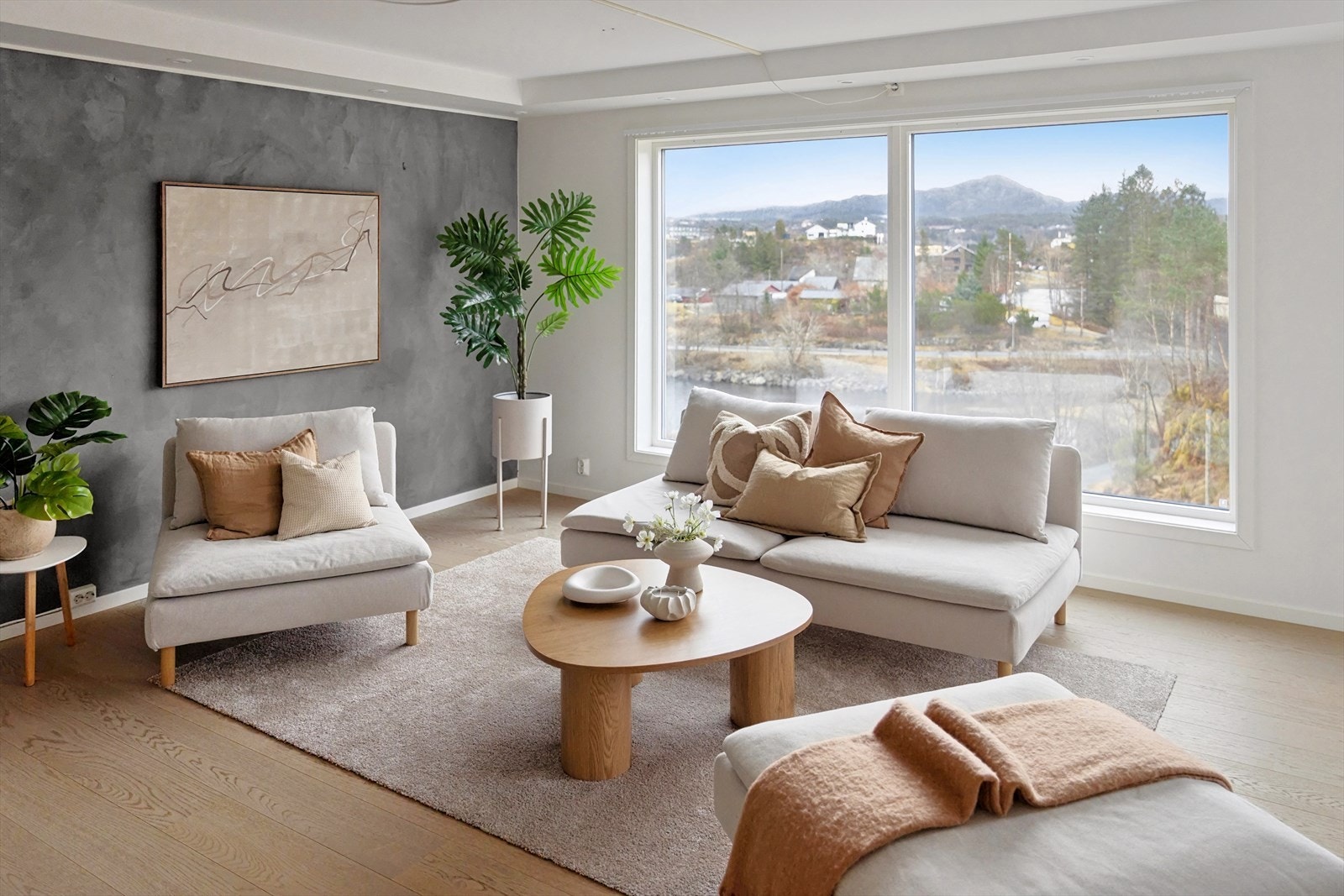 Stuen er videre utstyrt med downlights i tak, og store vindusflater som gir rikelig med naturlig lysinnslipp i rommet Galleribilde