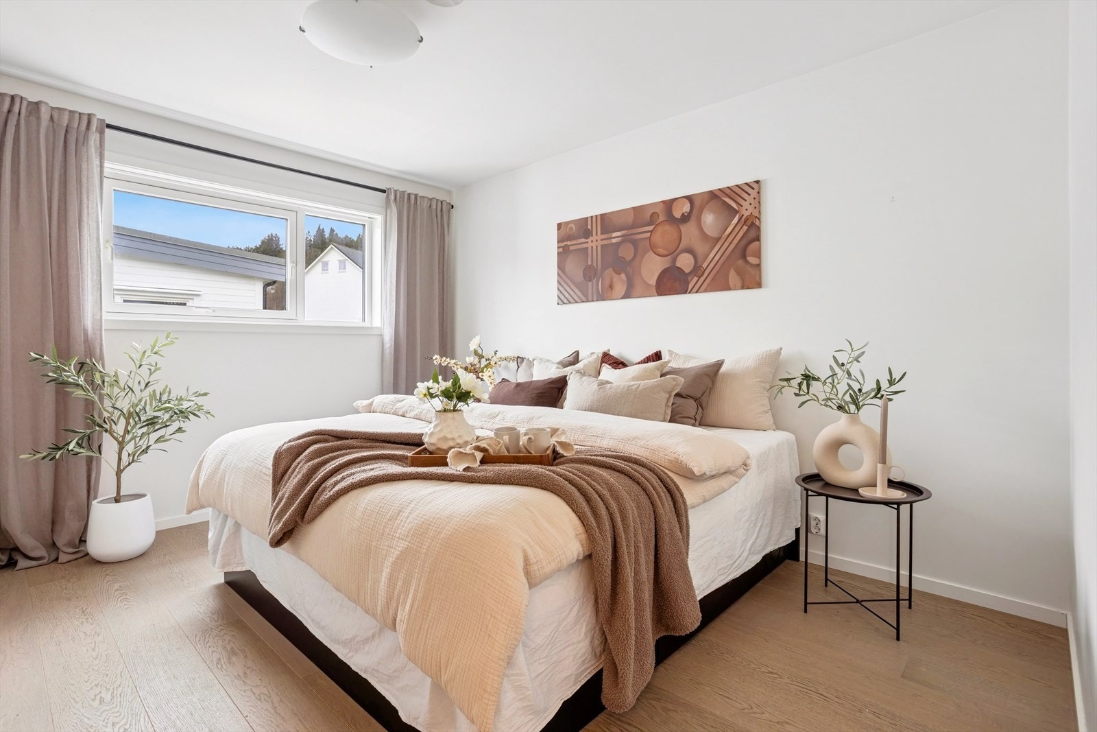 Hovedsoverommet er på hele 13,8m², og kan enkelt innredes med stor dobbeltseng og nattbord Galleribilde