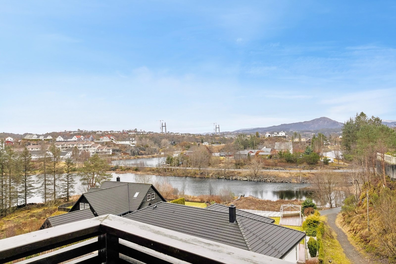 Leiligheten har en fin og skjermet beliggenhet, med fri utsikt over nærområdet Galleribilde