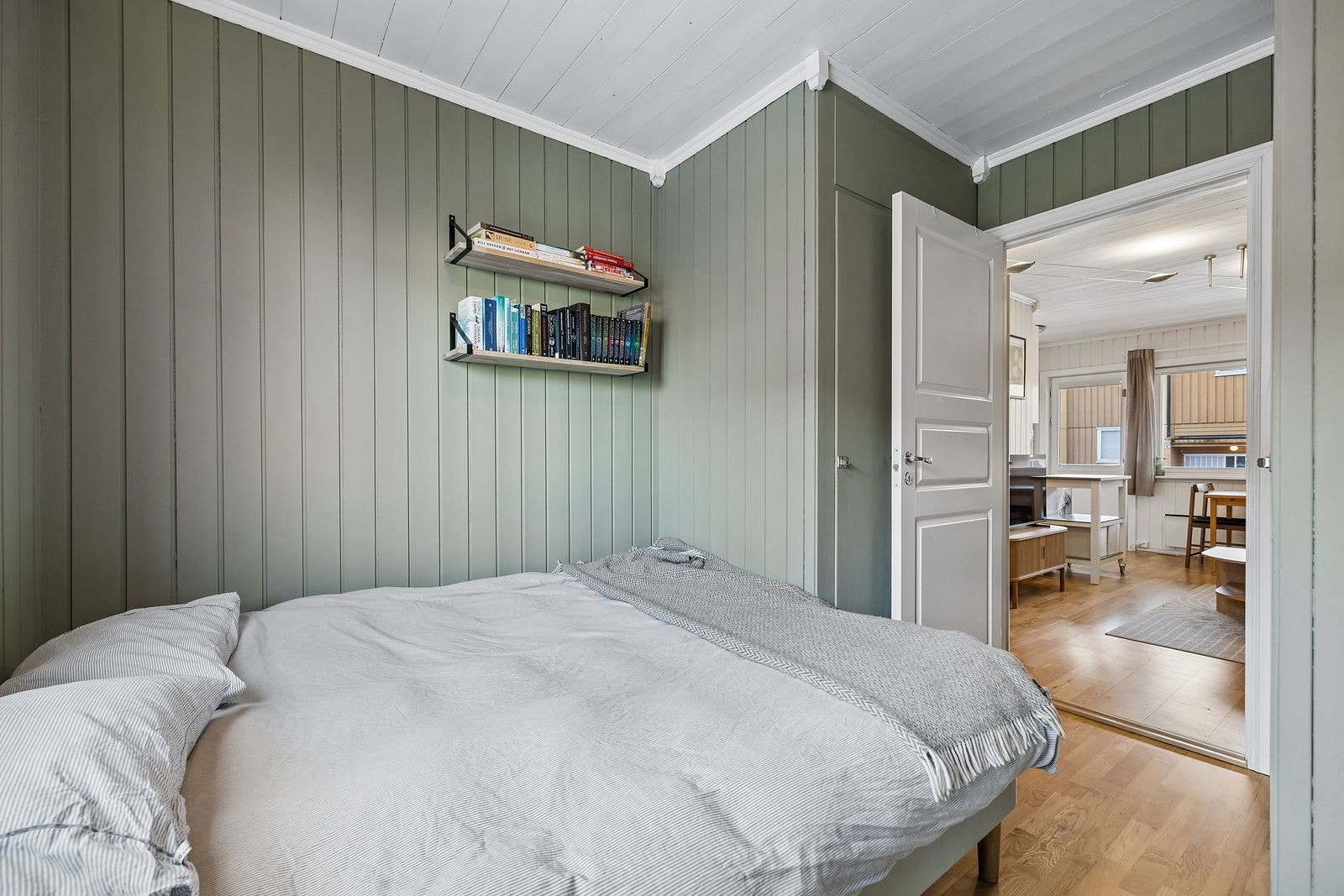Romslig soverom med mye garderobe, og plass til dobbeltseng samt skrivepult. Galleribilde