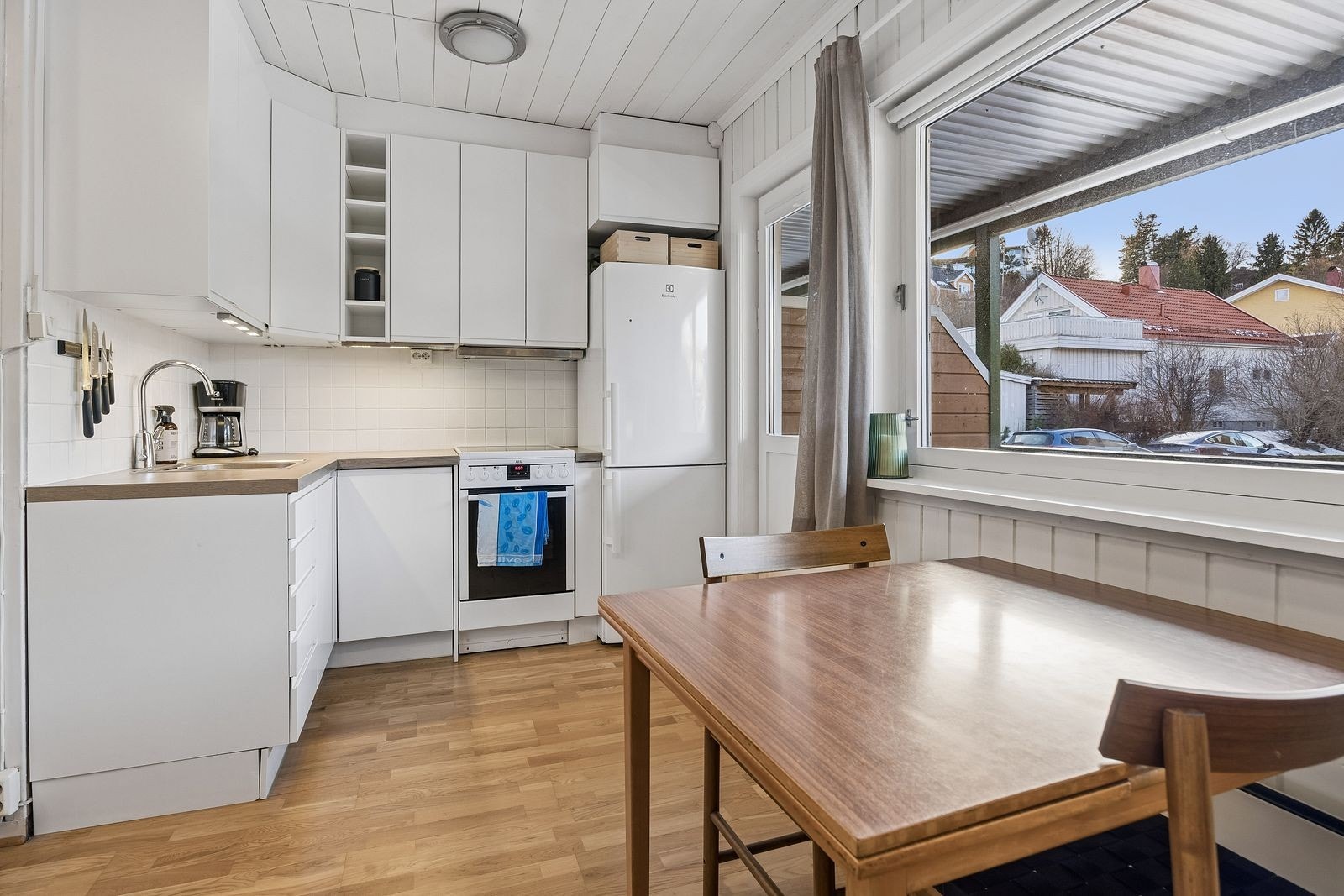 Kjøkkenet holder en pen standard, og er innredet med oppvaskmaskin, komfyr og kombiskap. Galleribilde