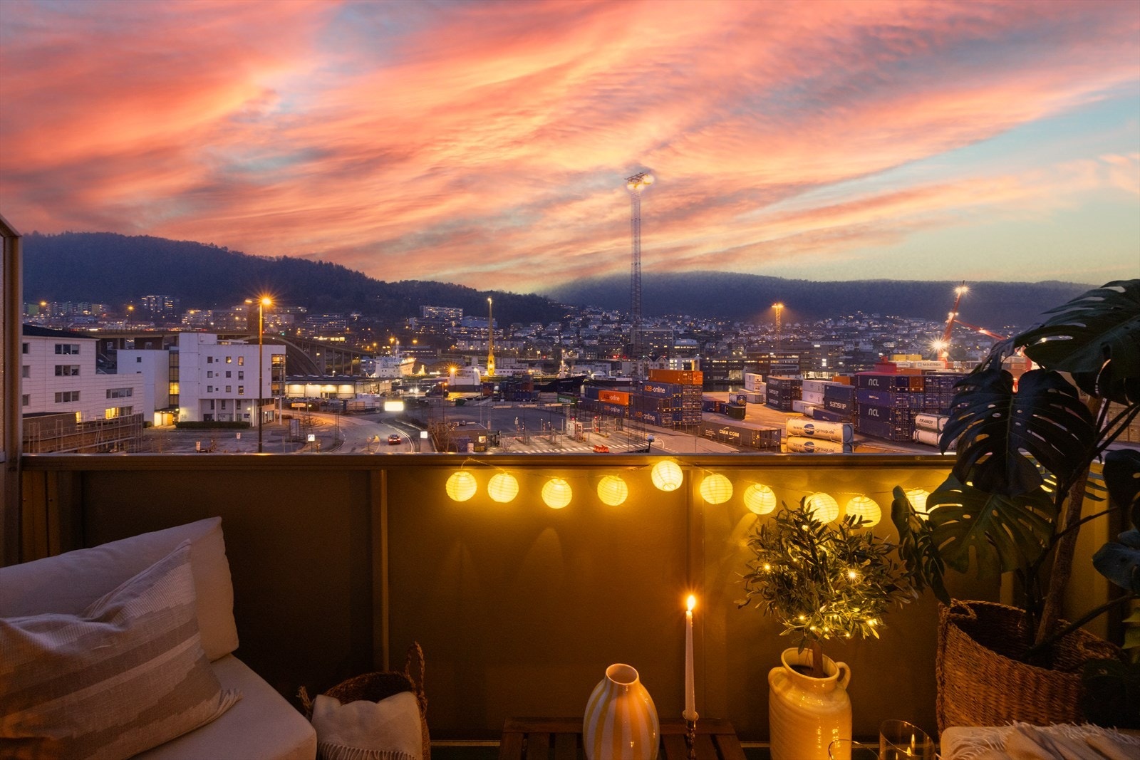 Her nyter du vakre solnedganger langt ut på kvelden, når solen går ned bak Askøy Galleribilde