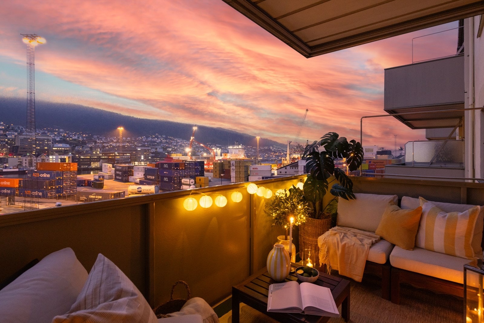 Fra stuen er det utgang til den flotte balkongen med flott utsikt Galleribilde