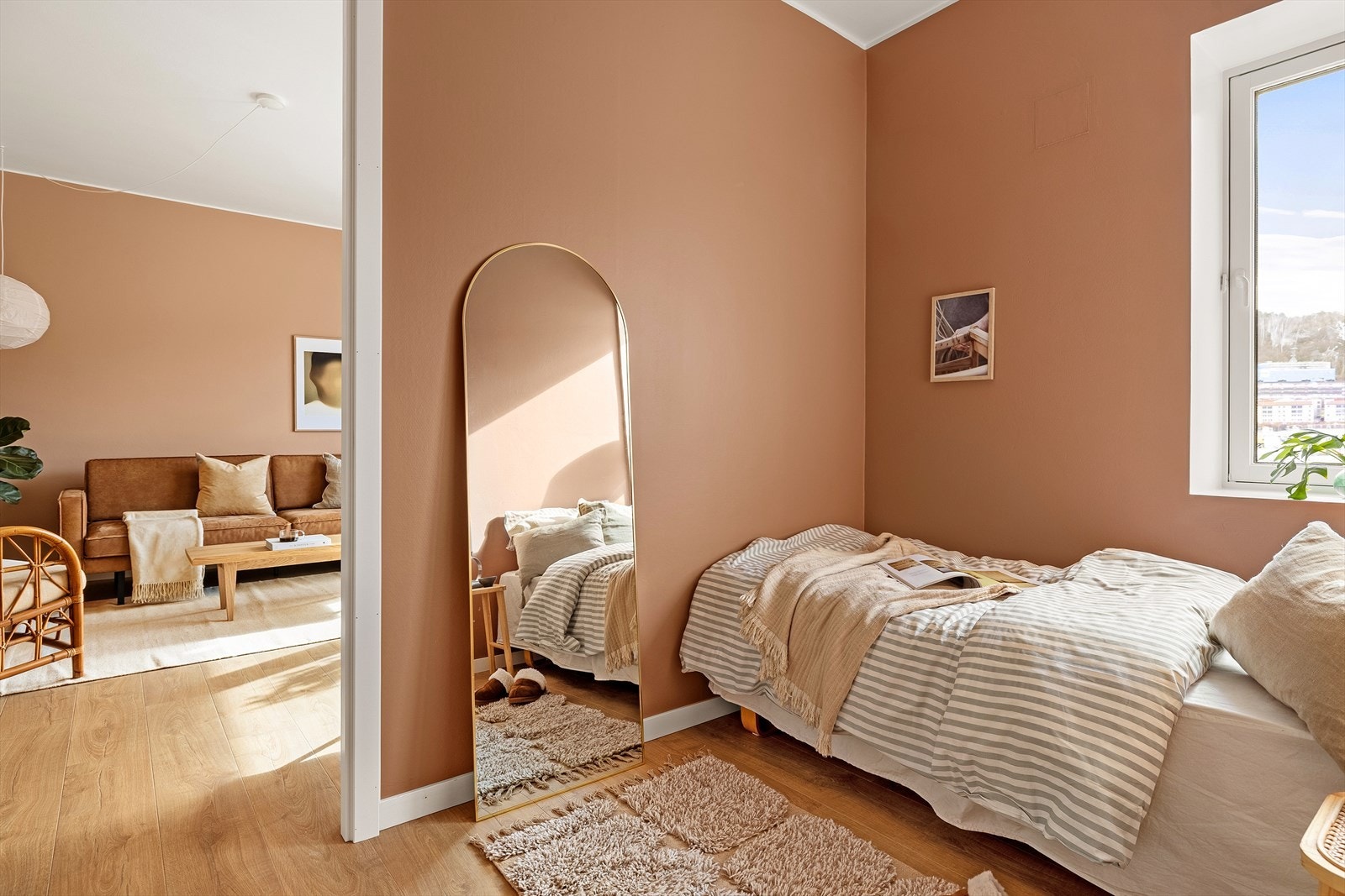 Flott soverom med vindusflate som slipper inn naturlig lys i rommet Galleribilde