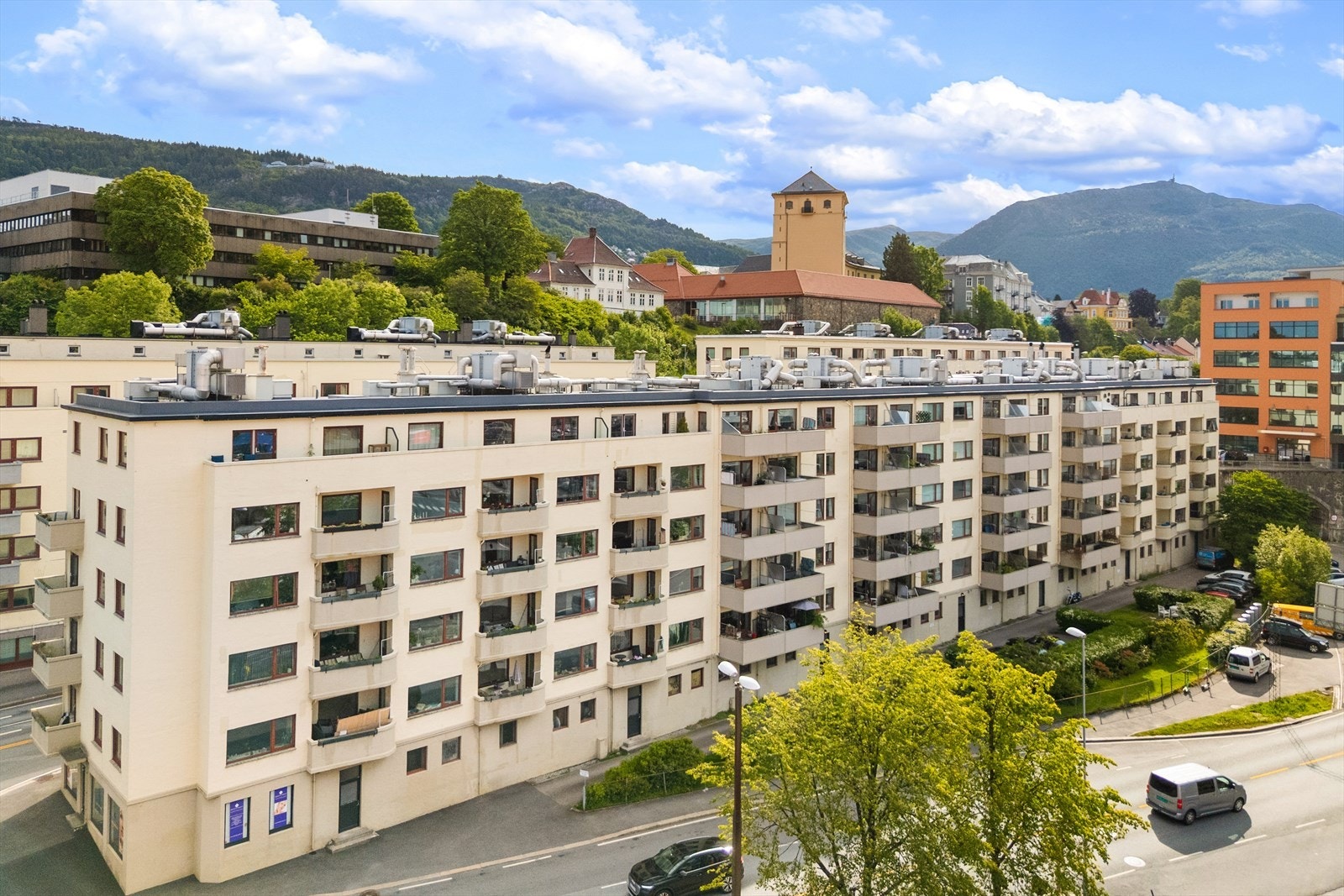 Bare 2 min gange fra døren er det bussholdeplass ved Puddefjordsbroen. Det gir utallige bussruter til nesten alle bydeler - enkel reisevei med direktebuss de fleste steder. Galleribilde