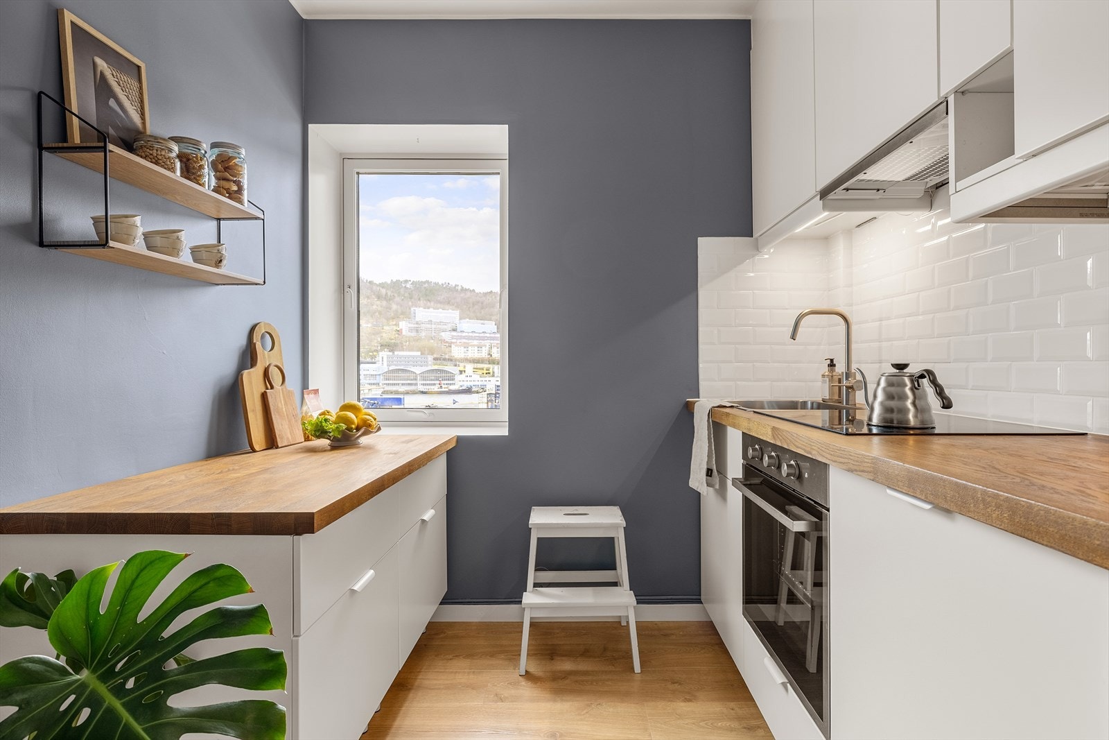 Innredet med komfyr, oppvaskmaskin, vaskemaskin og kjøleskap. Galleribilde