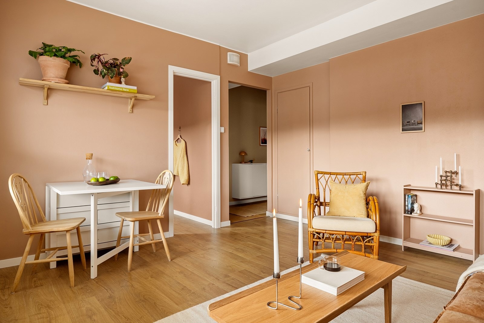 I tillegg til kott/bod i gang, er det ytterligere en i stue. Praktisk for å holde orden. Disse er i tillegg til eksterne boder i kjeller. Galleribilde