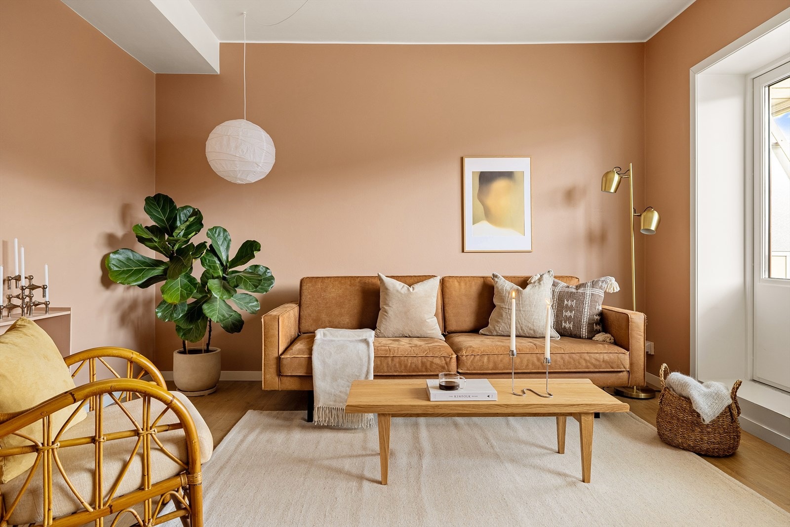 Malte overflater og laminat på gulv. God takhøyde og store vinduer gir luftig atmosfære. Galleribilde