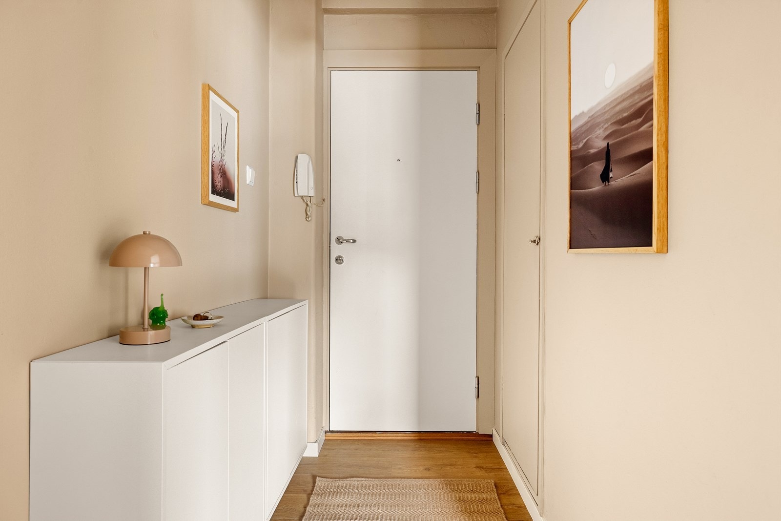 Entre med god plass til oppheng av yttertøyet, og det er rom for skohyller og knagger i gang. Galleribilde