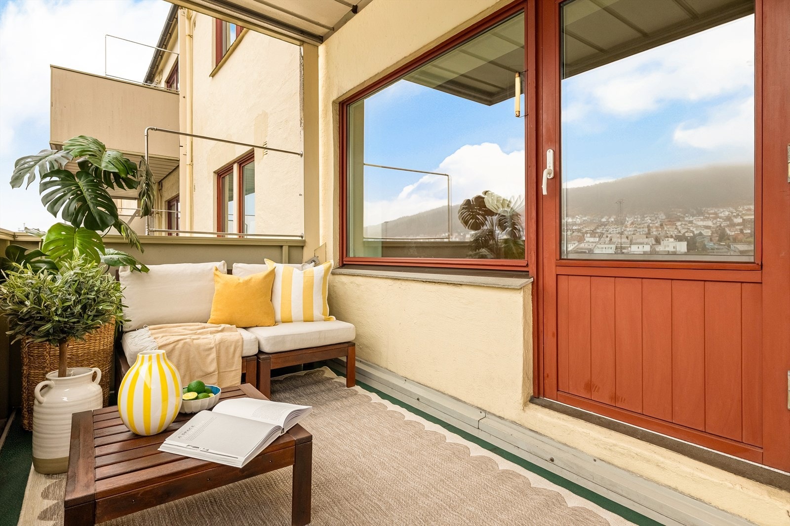 Balkongen er et flott samlingspunkt for sosiale sammenkomster. Galleribilde