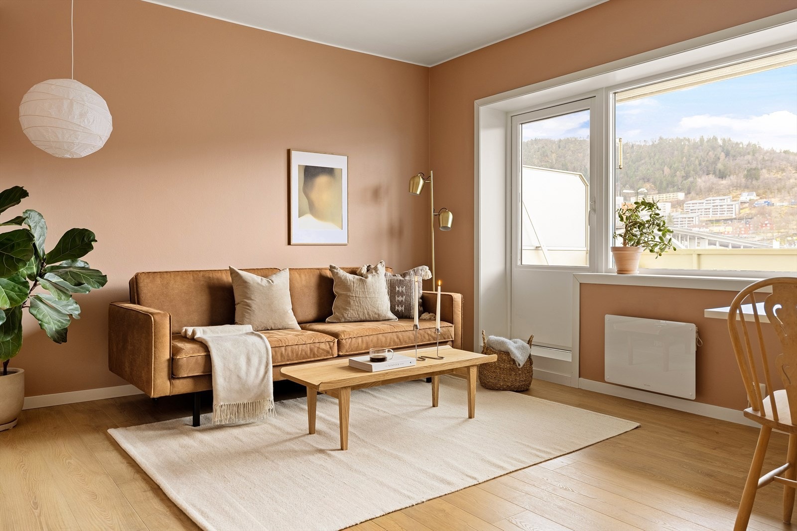 Stue er 15 m², og rommer fint både sofa og spisebord. Galleribilde