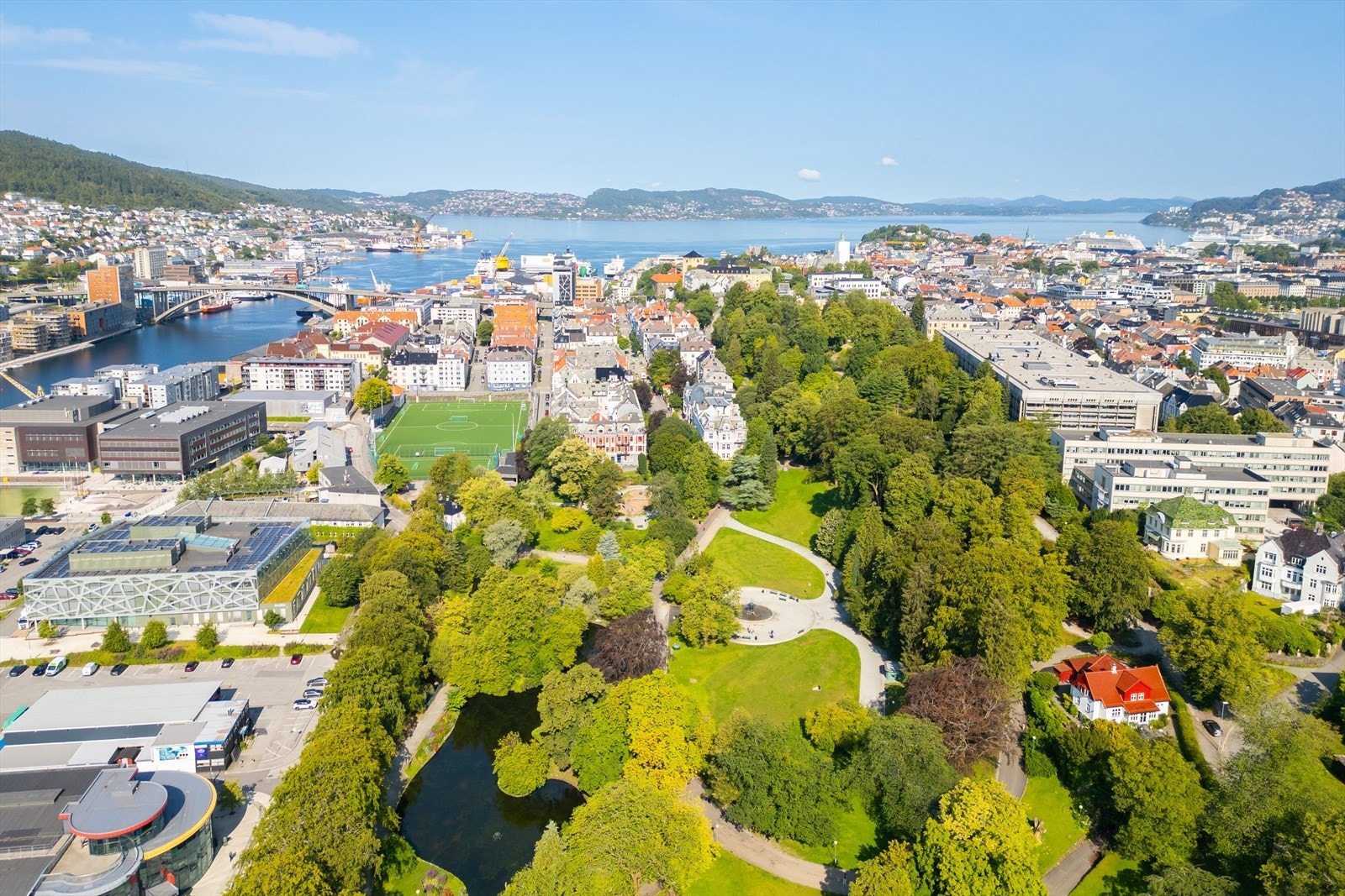 På finværsdager er det flere nydelige områder i nærheten som kan benyttes for en fin løpetur eller avslapping. Både Bystranden på Møhlenpris, Verftet på Nordnes, Nygårdsparken og Botanisk hage ligger like i nærheten. Galleribilde