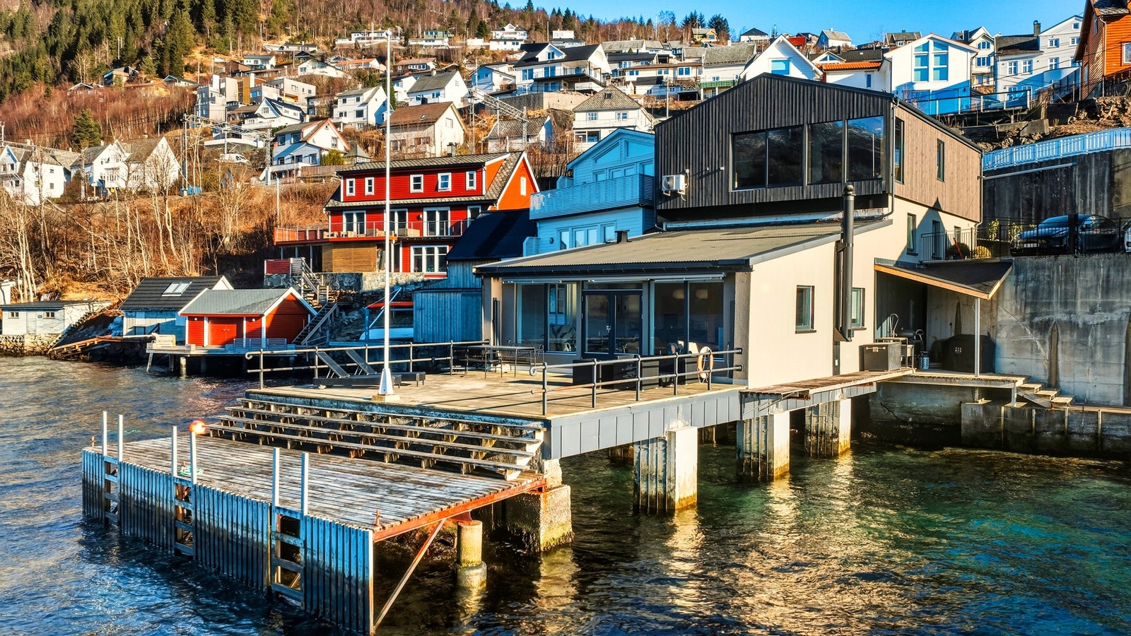 Forsterkning av fundament i sjøen (9 stopler i sjøen) utført Oskai AS i 2024. Galleribilde