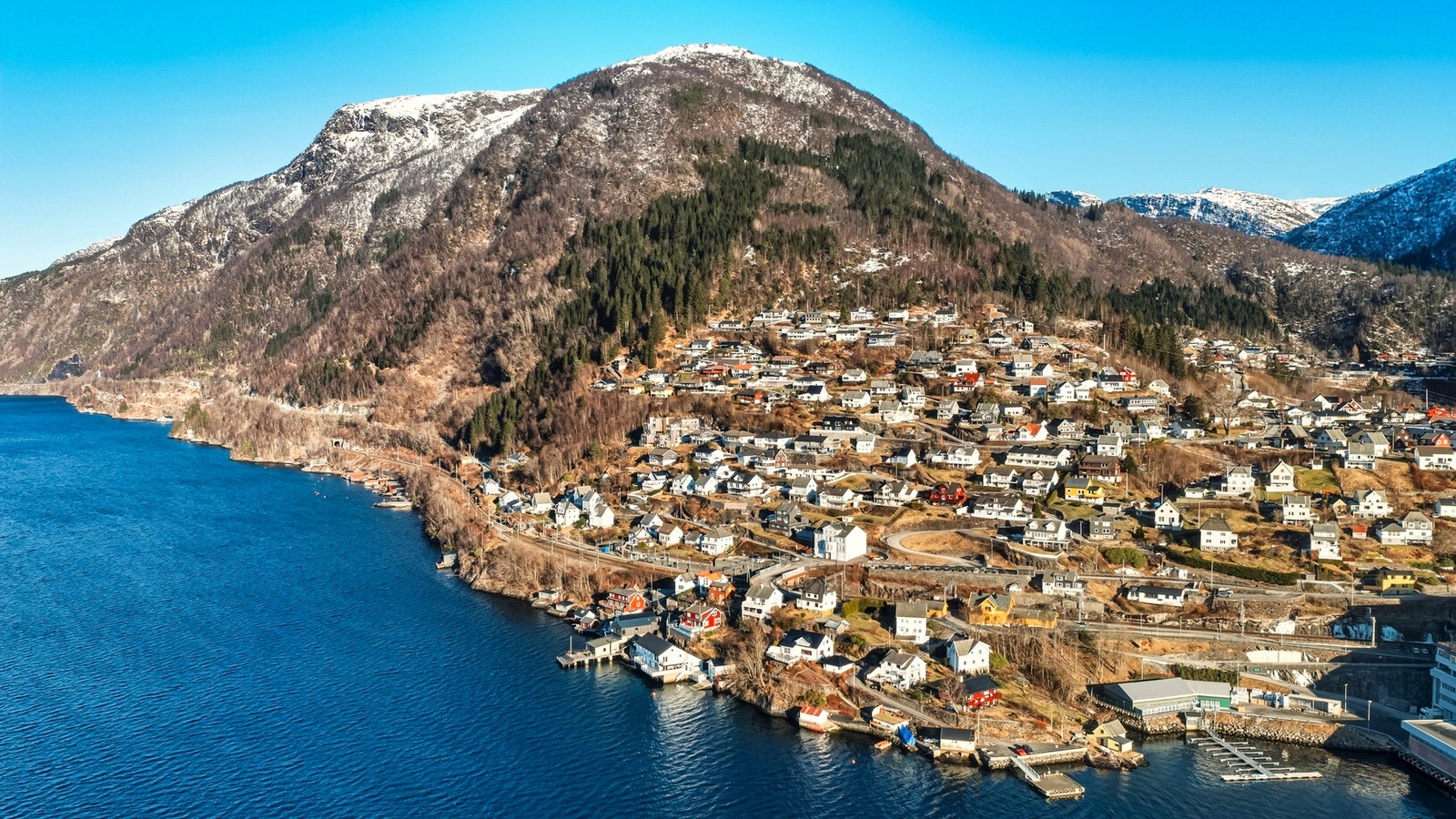 Lokalmiljøet er aktivt og inkluderende, med idrettslag, kulturaktiviteter og frivillige organisasjoner som skaper møteplasser for både barn og voksne. Galleribilde