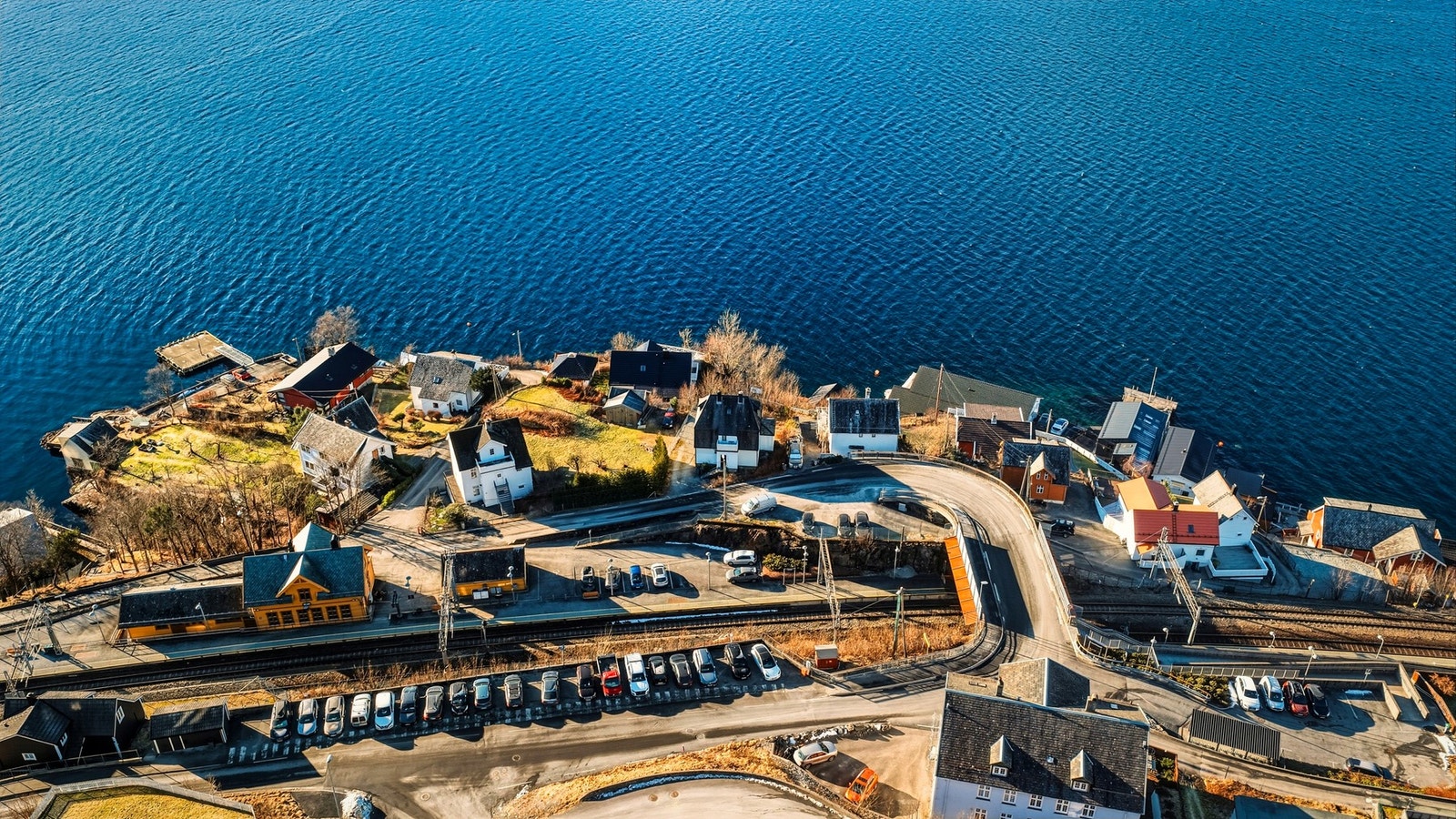 Kaivegen 9B ligger skjermet fra Vaksdal stasjon nede ved fjorden. Samtidig er praktisk med kun få minutters gang til perrongen. Galleribilde