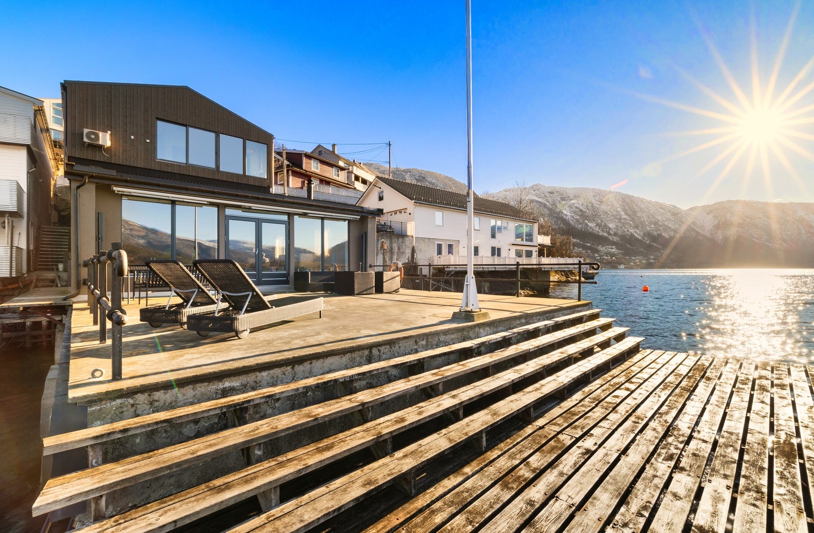 En helt unik uteplass ved sjøen som bader i sol. Galleribilde