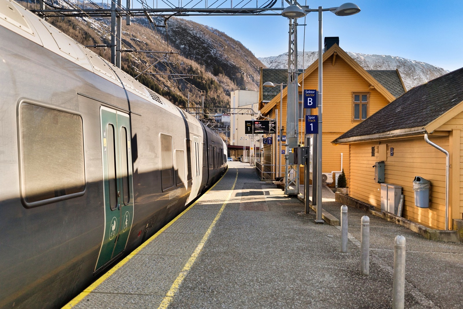 Vaksdal er også attraktivt for pendlere. Tettstedet ligger mellom Bergen og Voss, og både E16 og Bergensbanen går gjennom bygden, noe som gjør det enkelt å kombinere rolige omgivelser ved fjorden med arbeid eller studier i Bergen. Galleribilde