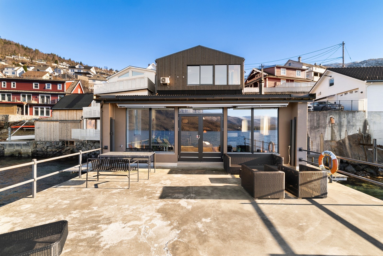 Vestvendt terrasse/kaianlegg på hele 91 m² som bader i sol. Arealet her ute innbyr sol lange sommerdager hjemme. Galleribilde