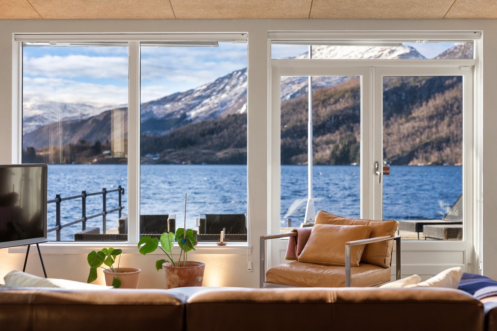 Store vindusflater gir spektakulær utsikt over fjord og fjell. Det er virkelig gode lysforhold i boligen. Galleribilde