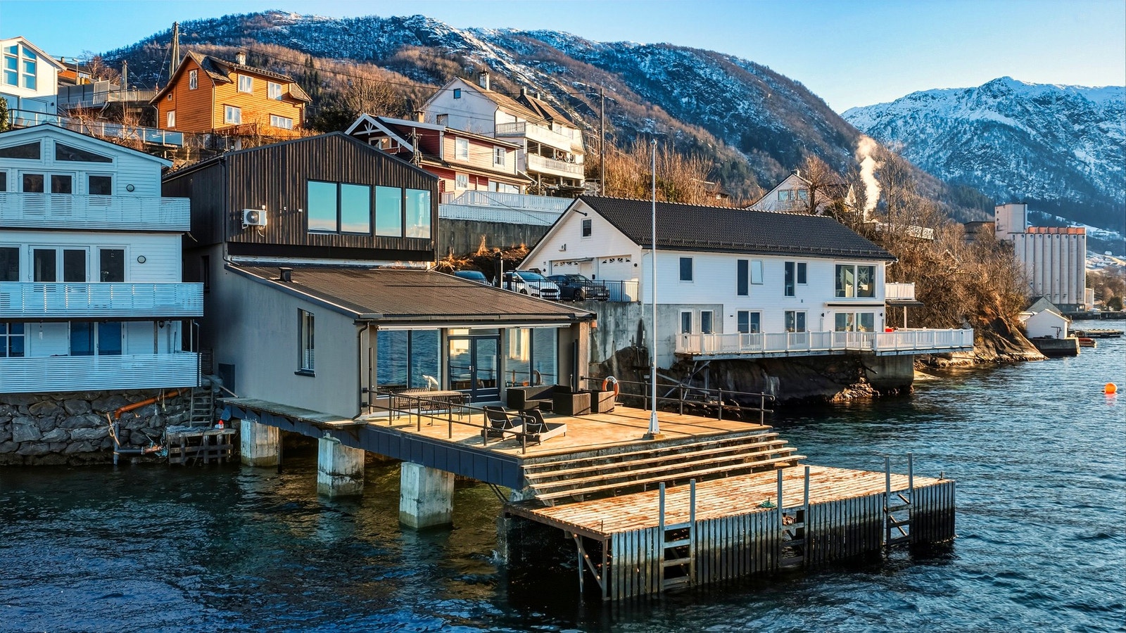 Her kan en fortøye båten rett utenfor stuevinduet (dypvannskai), bade hele året eller prøve fiskelykken. Alt dette kun ca. 25 minutter med tog fra sentrum. Galleribilde