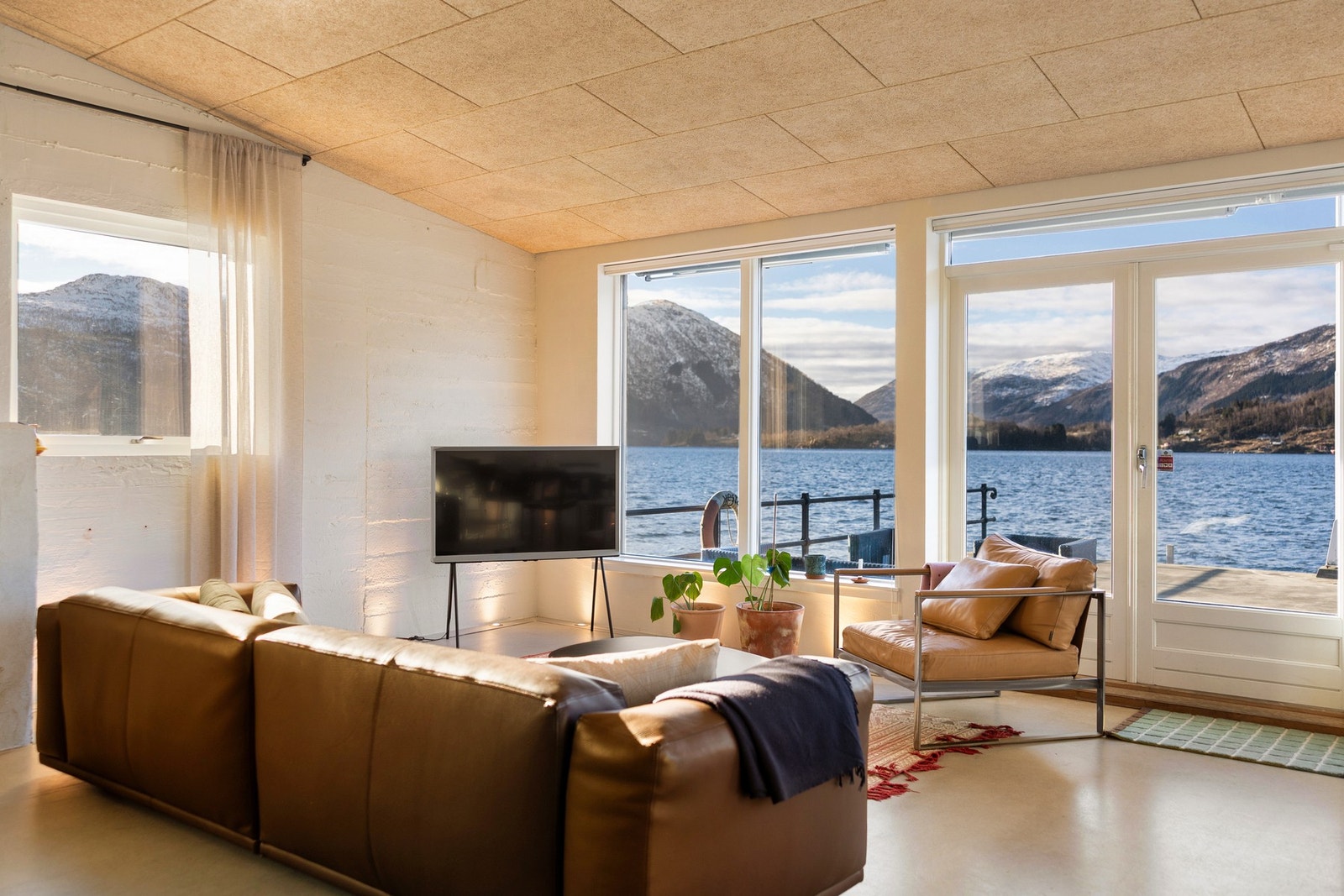 Det er vannbåren gulvvarme i alle rom inni boligen og radiatorovn i
bod med utvendig adkomst. Vannbåren varme forsynes via sjøvarmepumpe. Galleribilde