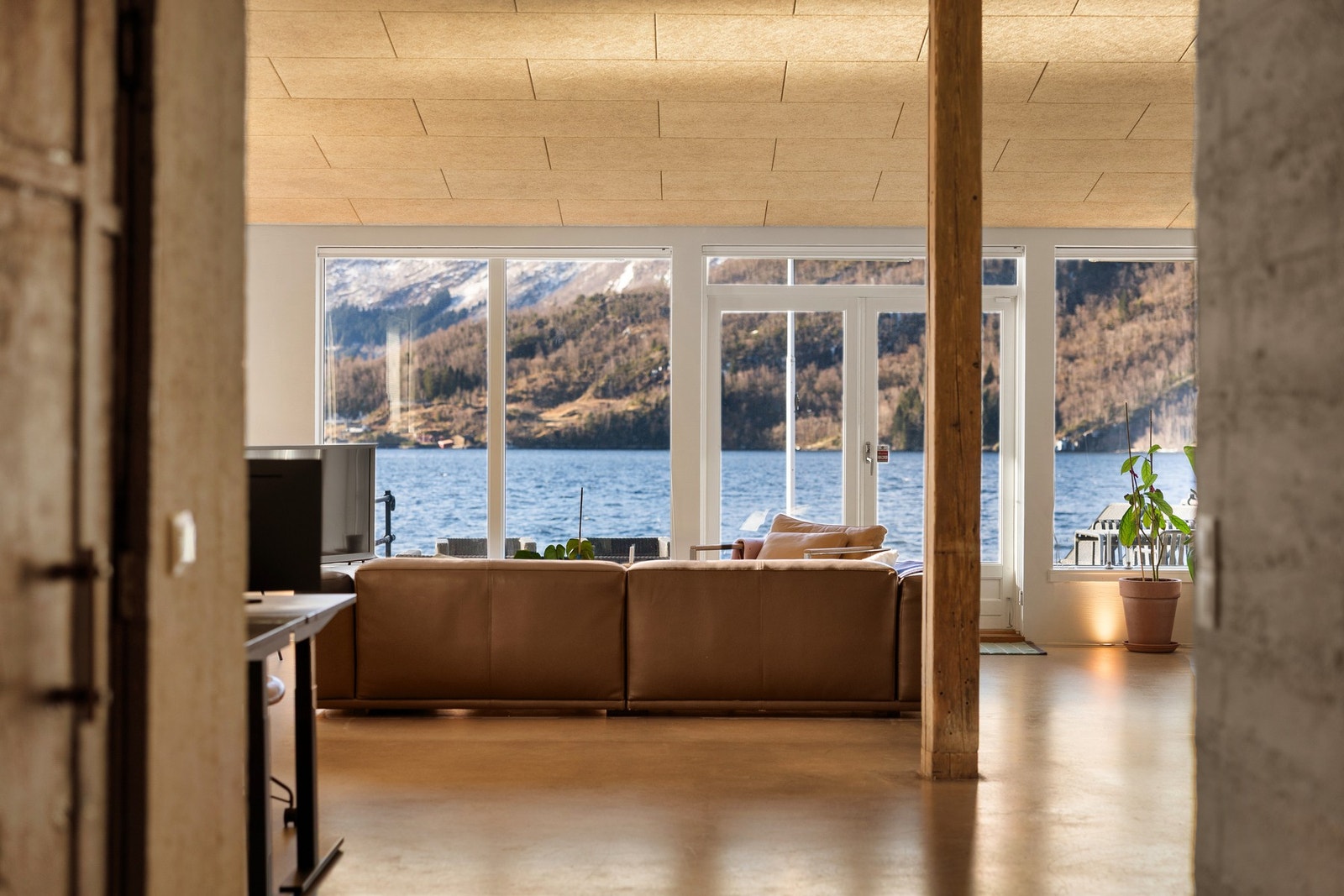 Her kombineres industriell arkitektur med moderne komfort med fjorden som bakteppe. Galleribilde