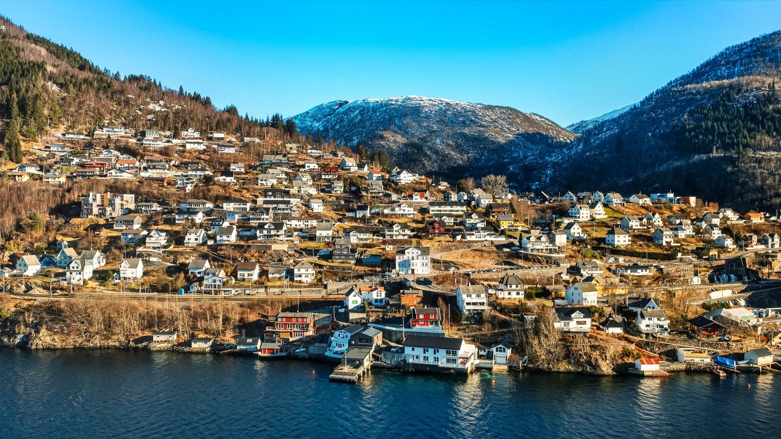 Vaksdal er et trivelig og oversiktlig lokalsamfunn med sterk tilhørighet til naturen og fjorden. Tettstedet ligger idyllisk til ved Veafjorden. Galleribilde
