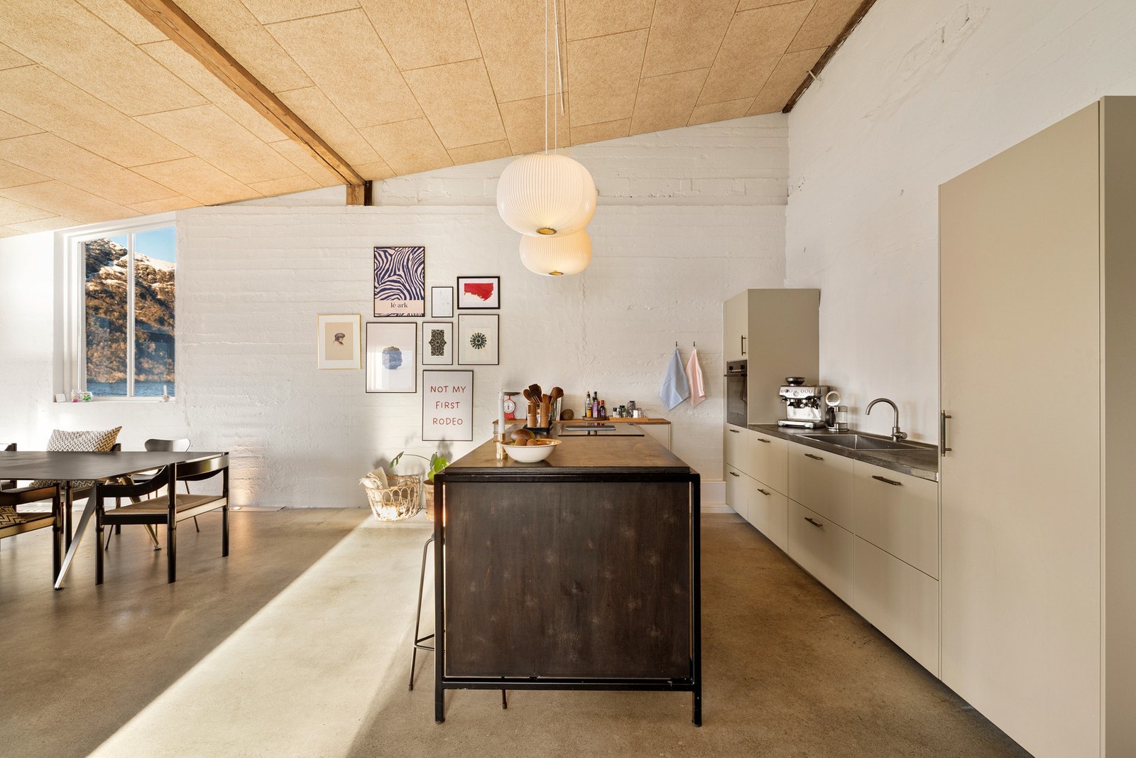 Gjennomført industristil inspirert av byggets opprinnelige fabrikkpreg. Galleribilde