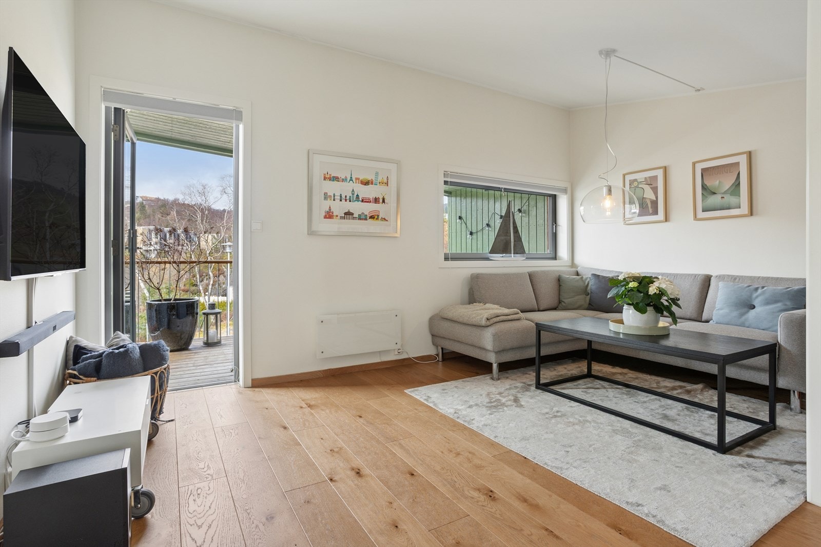 Fra loftstuen er det utgang til en herlig terrasse på omtrent 10 m², hvor både utsikt og solforhold er fremragende. Galleribilde