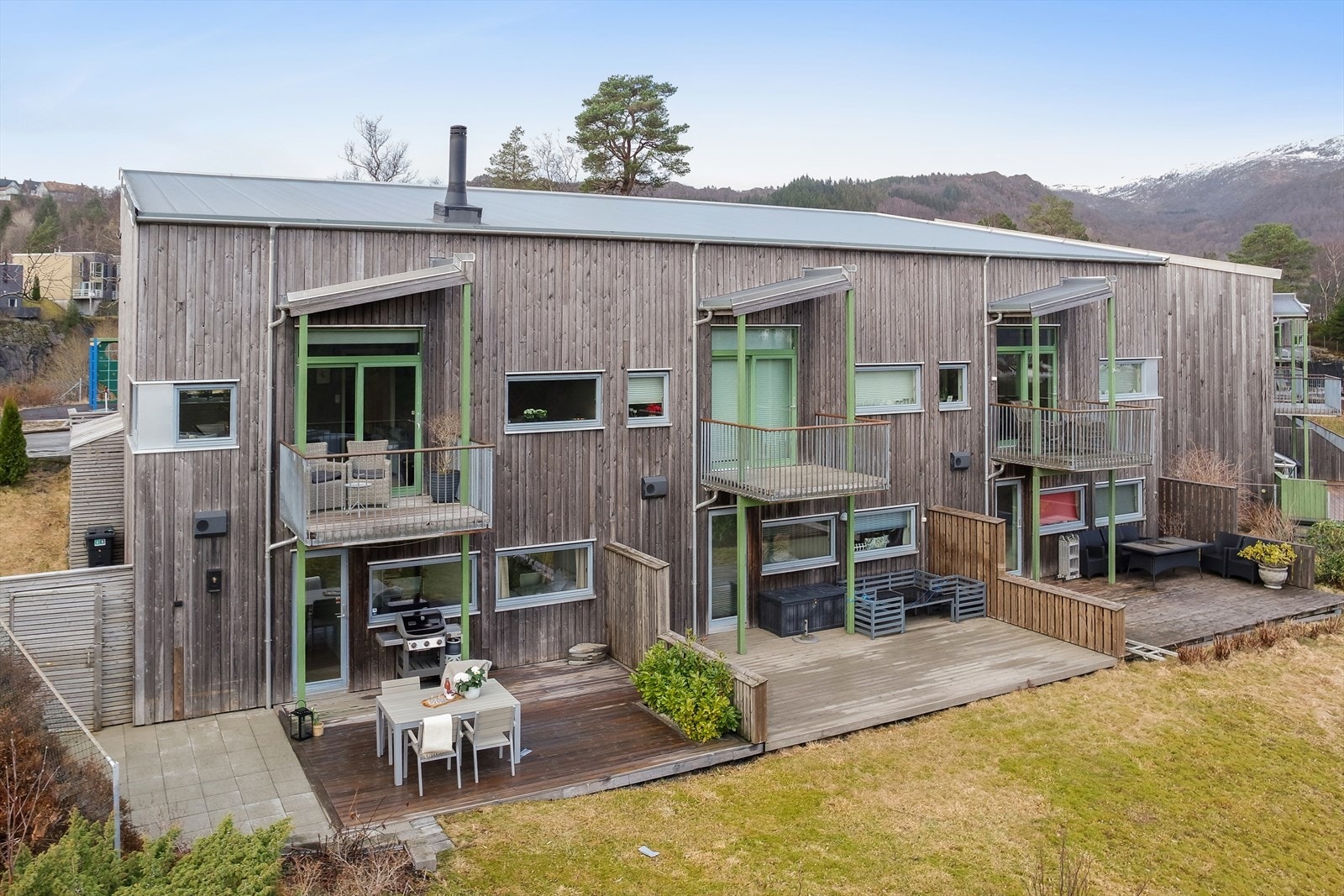 Øvre Sædalsvegen ligger i et svært attraktivt og familievennlig boligområde i Bergen, omkranset av vakker natur, frodig landskap og et rikt utvalg av turmuligheter rett utenfor døren. Galleribilde