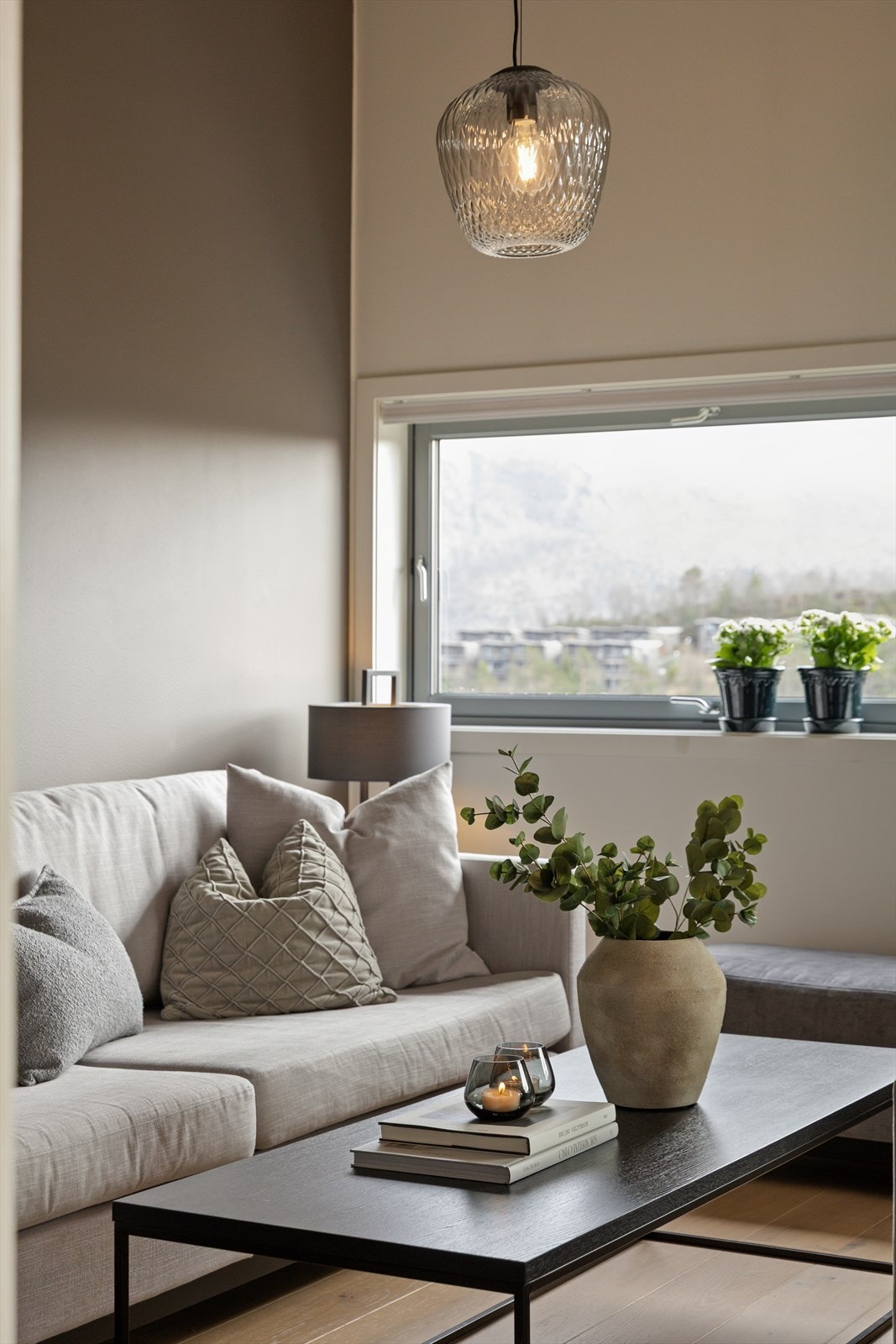 Den generøse takhøyden i både stue og spisestue gir rommene en luftig og åpen atmosfære, og fremhever den gode romfølelsen som preger boligens sosiale soner. Galleribilde