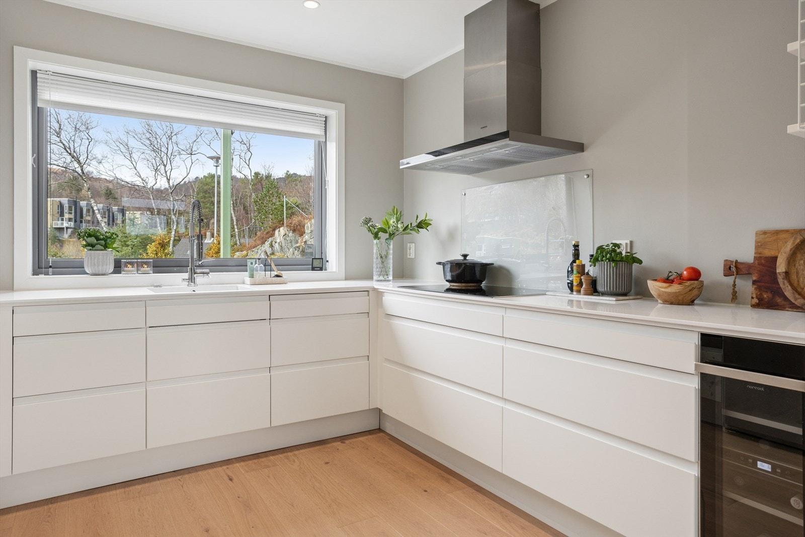 Kjøkkenet ble oppgradert i 2018 med en stilren innredning med slette fronter og integrerte håndtak. Galleribilde