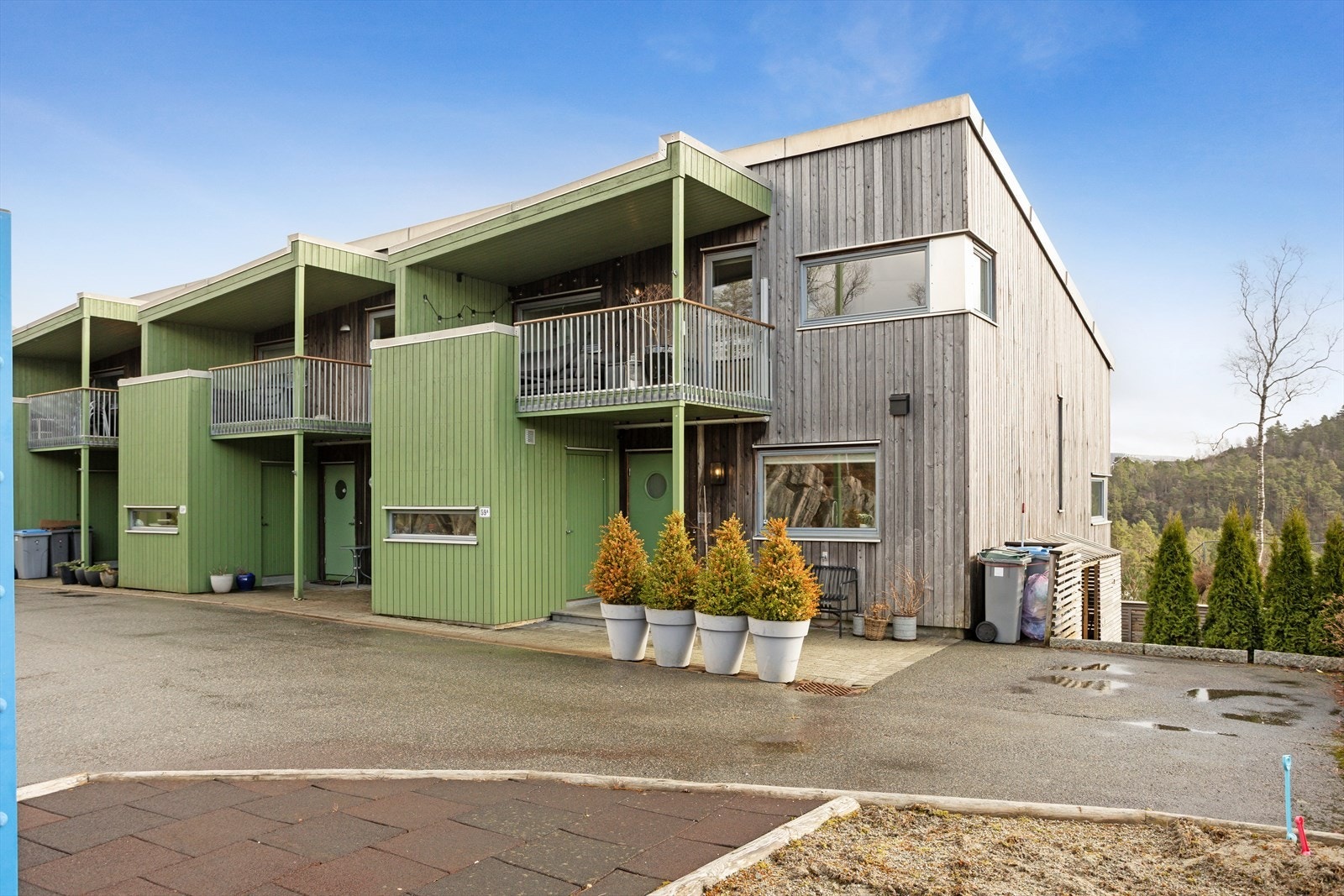 Enderekkehuset fra 2009 har en vedlikeholdsvennlig fasade kledd i stående, ubehandlet sibirsk lerk som gir et moderne og tidløst uttrykk. Galleribilde