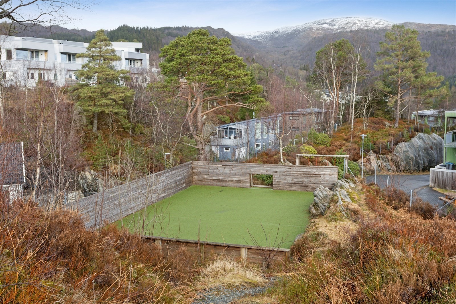 Sameiet har en egen kunstgressbane/ballbinge, perfekt for de yngste. Galleribilde