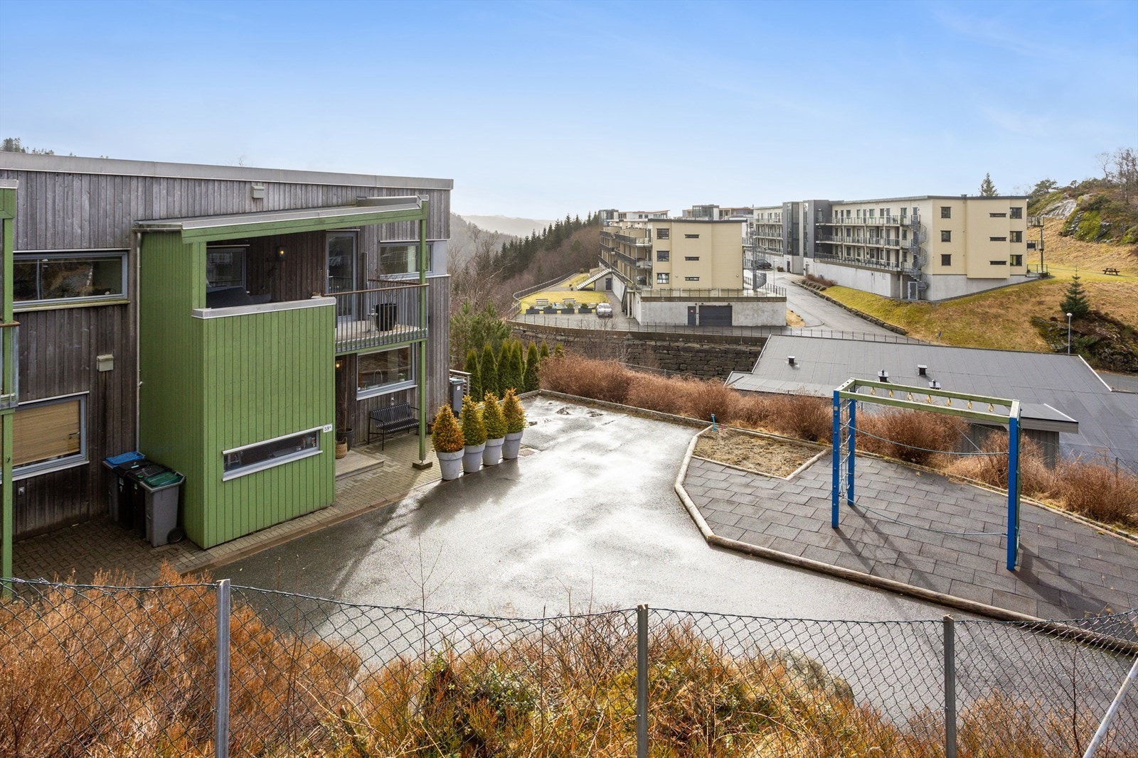 Inngangspartiet er pent opparbeidet med asfalt og belegningsstein, og det overbygde inngangspartiet med tilhørende bod ved inngangsdøren gir både praktisk lagring og en lun velkomst til boligen. Galleribilde