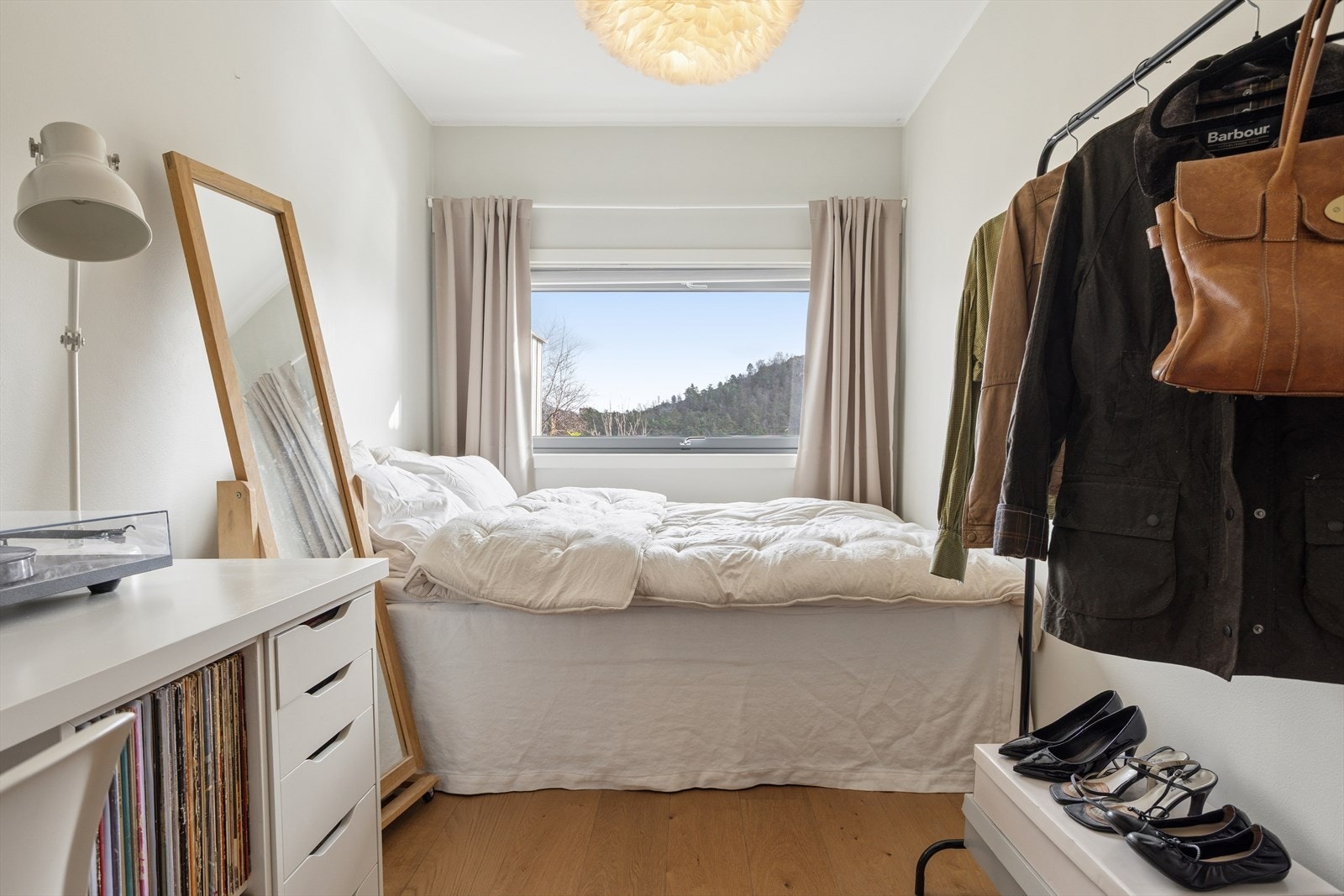 Alle soverommene har store vinduer som sørger for naturlig lys og god utsikt, noe som gir en langt lysere underetasje enn det som er vanlig i slike boliger. Galleribilde