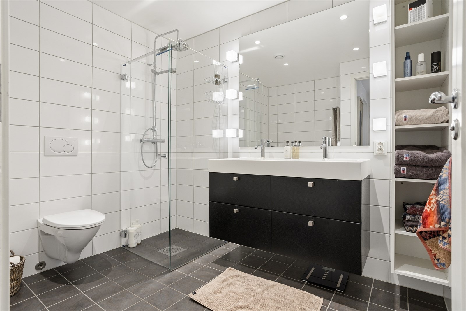 Badet i underetasjen er også fra 2009 og like gjennomført som resten av boligen. Det har keramiske fliser på både gulv og vegger, varmekabler og en helhetlig belysning. Galleribilde