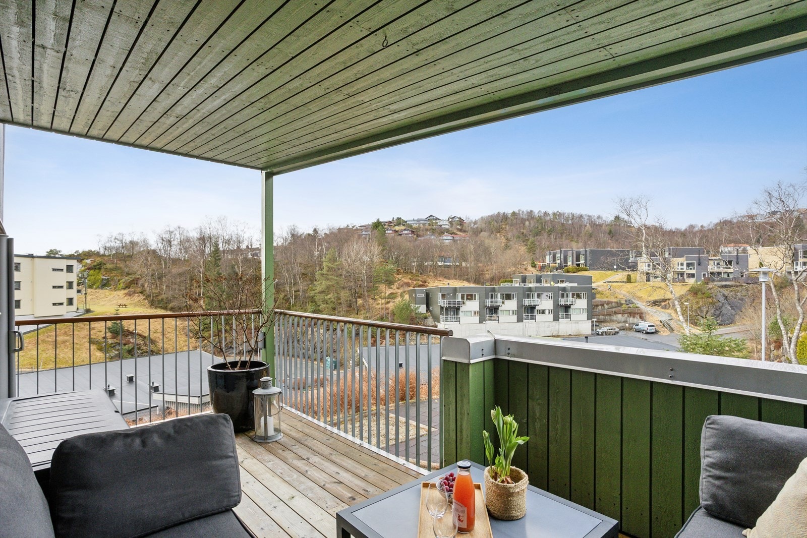 Terrassen er bygget med impregnert materiale og har rekkverk i stål og malt trevirke, samt en underliggende til-tak-løsning som sørger for god drenering. Galleribilde