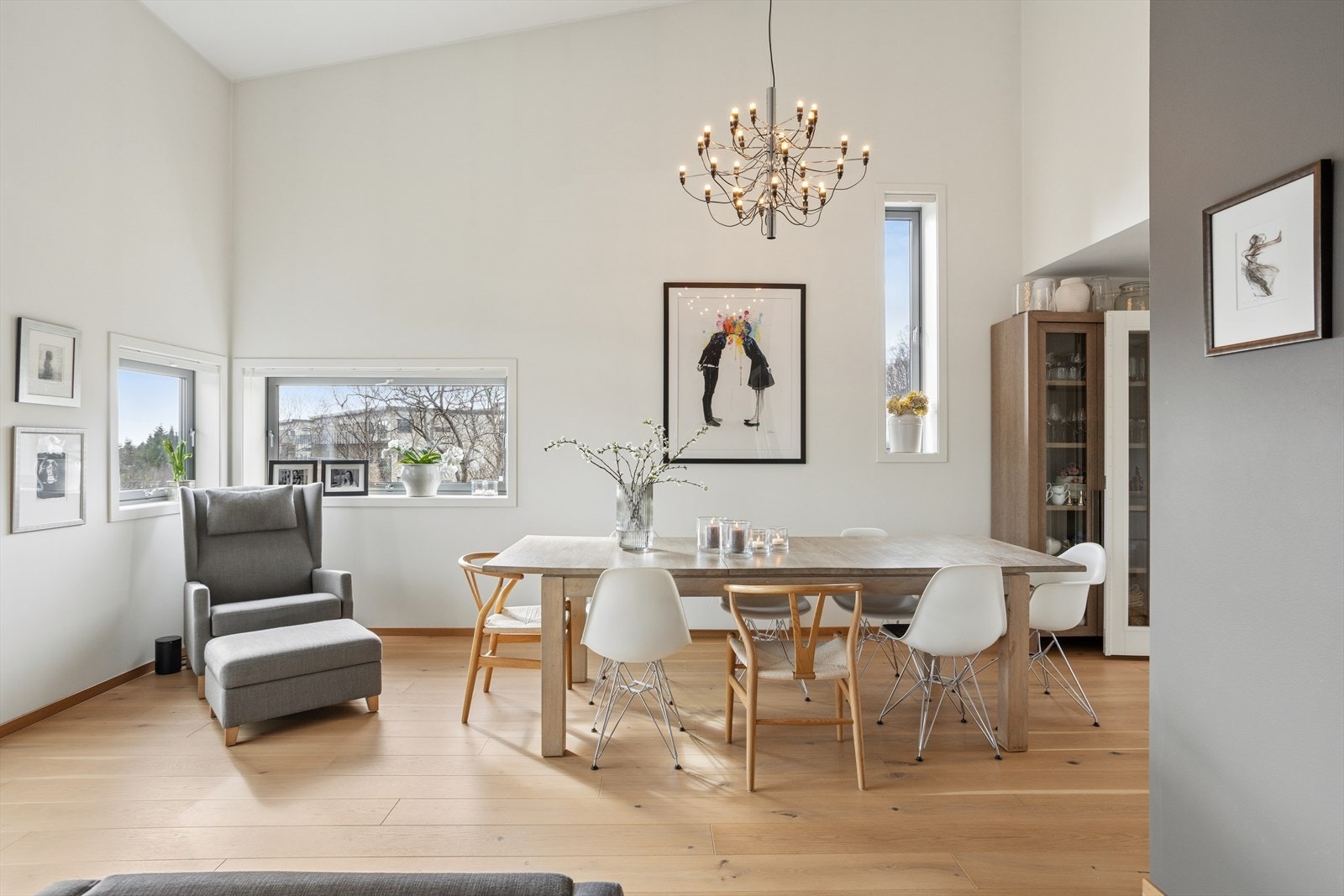 Boligen byr på en romslig spisestue med god plass til større spisebord, perfekt for både hverdagsmåltider og hyggelige selskap. Galleribilde