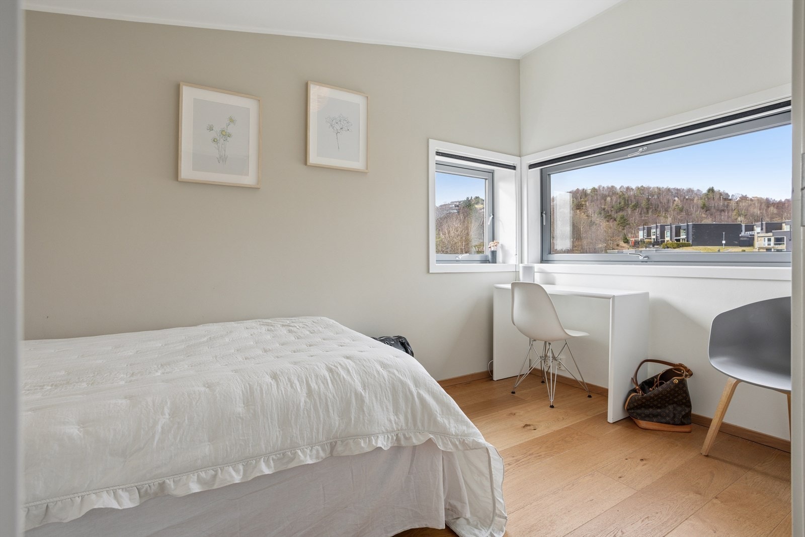 I denne etasjen ligger også et lyst og romslig soverom, som fungerer godt som både gjesterom, hjemmekontor eller ungdomsrom, takket være store vindusflater og behagelig atmosfære. Galleribilde