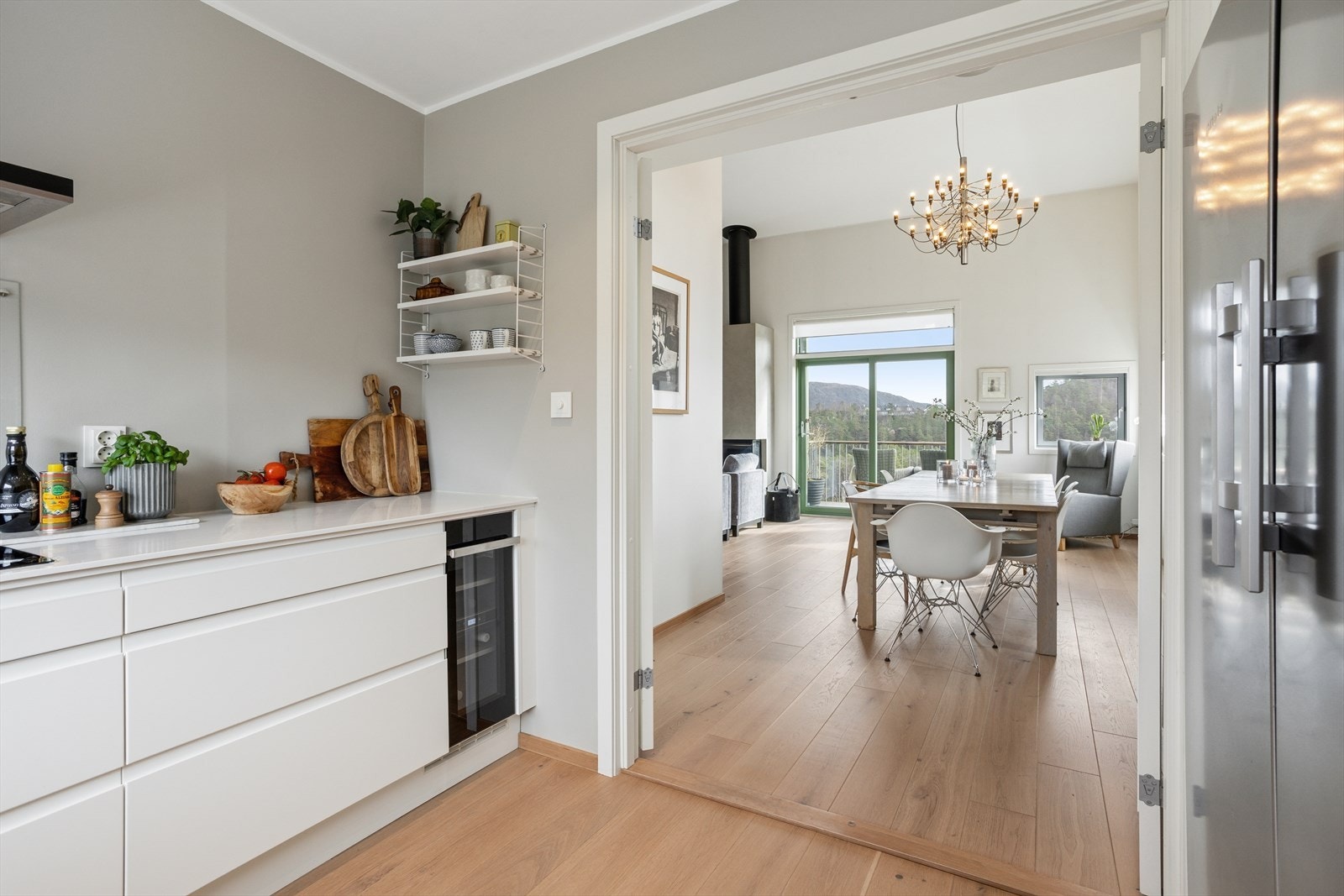 Et integrert vinskap er en av de påkostede detaljene på kjøkkenet. Galleribilde