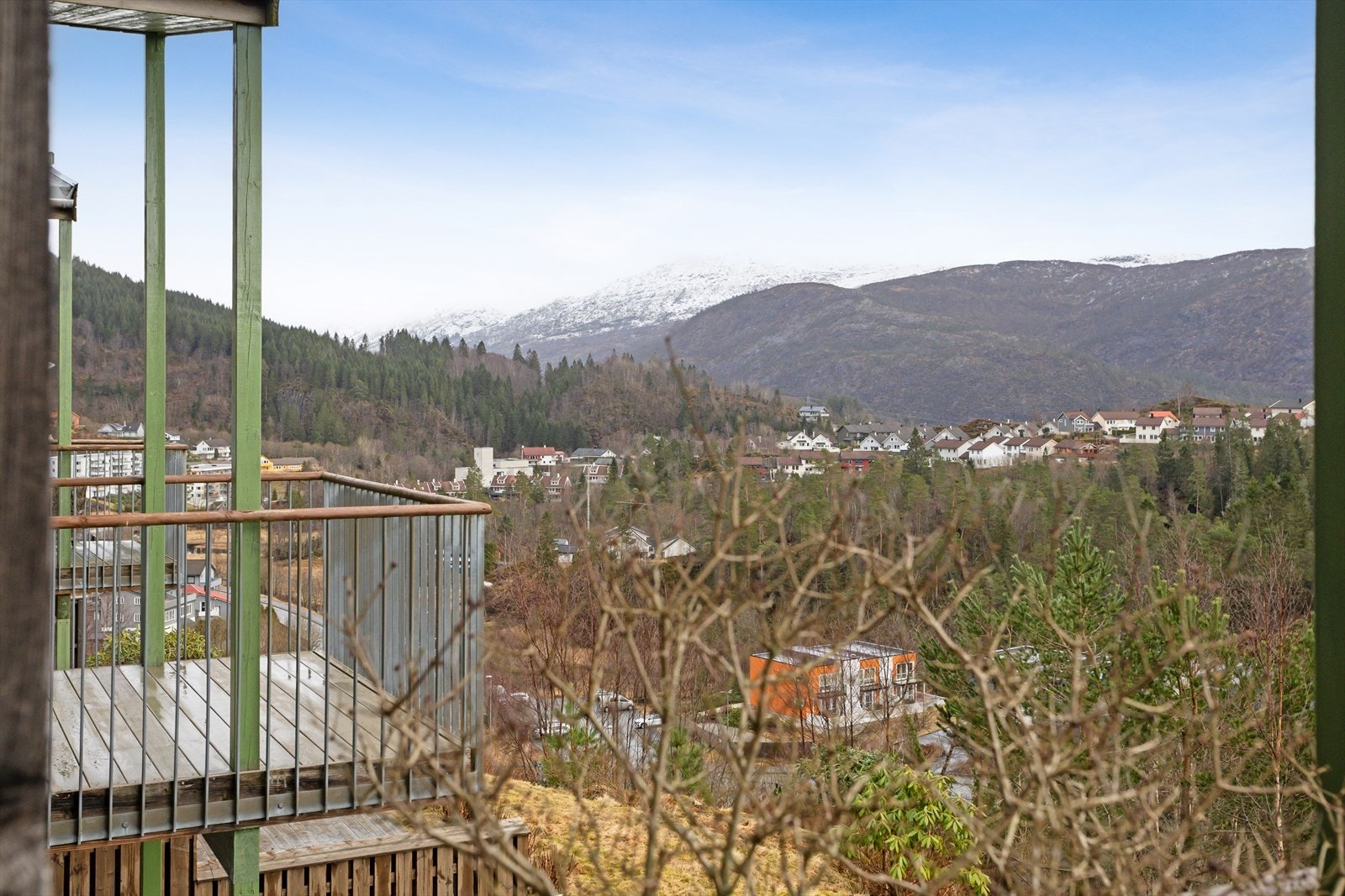 Uteplassen fungerer som en forlengelse av stuen og gir en perfekt ramme for morgenkaffen, en stille stund i solen eller lett uteservering. Her kan du nyte både den flotte utsikten og solen på varme dager. Galleribilde